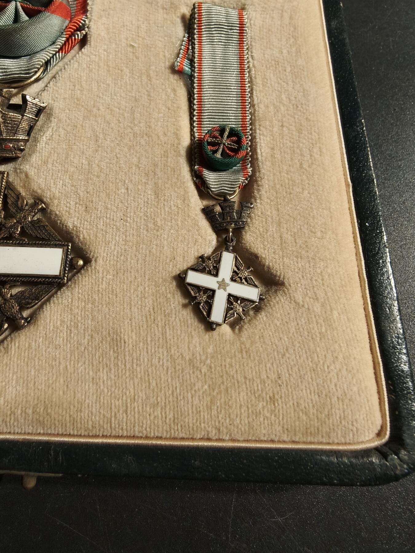 老王徽章第167期 意大利军官级共和国功勋勋章   银质镀金珐琅    原盒带略和迷你章   大全套