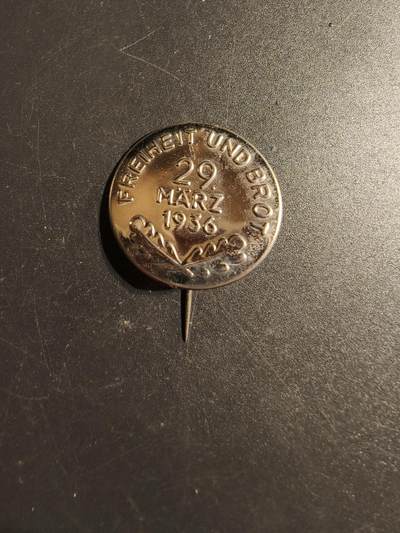 老王徽章第167期 - 德三1936“自由与面包”口号证章