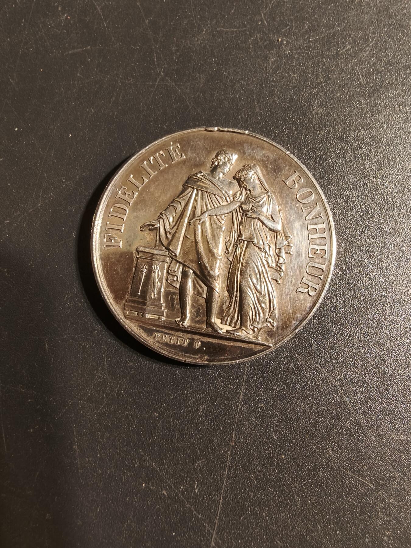 老王徽章第167期 法国银婚章    带边铭背铭    1886年    950银镀金    直径32mm.   重量15.6g