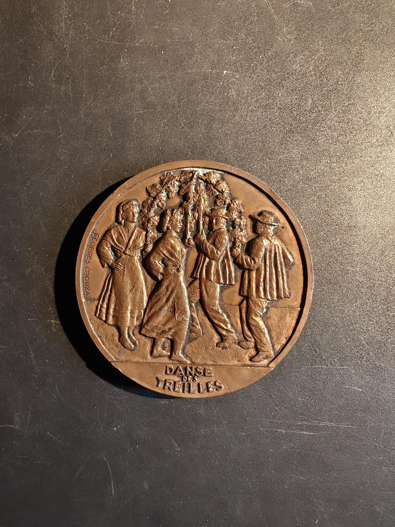 老王徽章第167期 法国南部朗格多克地区葡萄酒行会大铜章     该地区以葡萄酒产业闻名    正面描绘了四个人在葡萄藤下跳舞的场景，称为“葡萄架之舞”或“藤蔓之舞”      直径66mm.     重量144.7g 