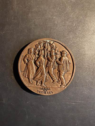 老王徽章第167期 - 法国南部朗格多克地区葡萄酒行会大铜章     该地区以葡萄酒产业闻名    正面描绘了四个人在葡萄藤下跳舞的场景，称为“葡萄架之舞”或“藤蔓之舞”      直径66mm.     重量144.7g 