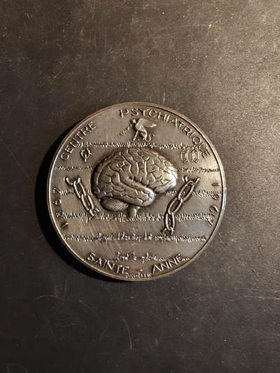 老王徽章第167期 - 法国圣安妮精神病中心镀银大铜章     直径66mm.    重量147.2g