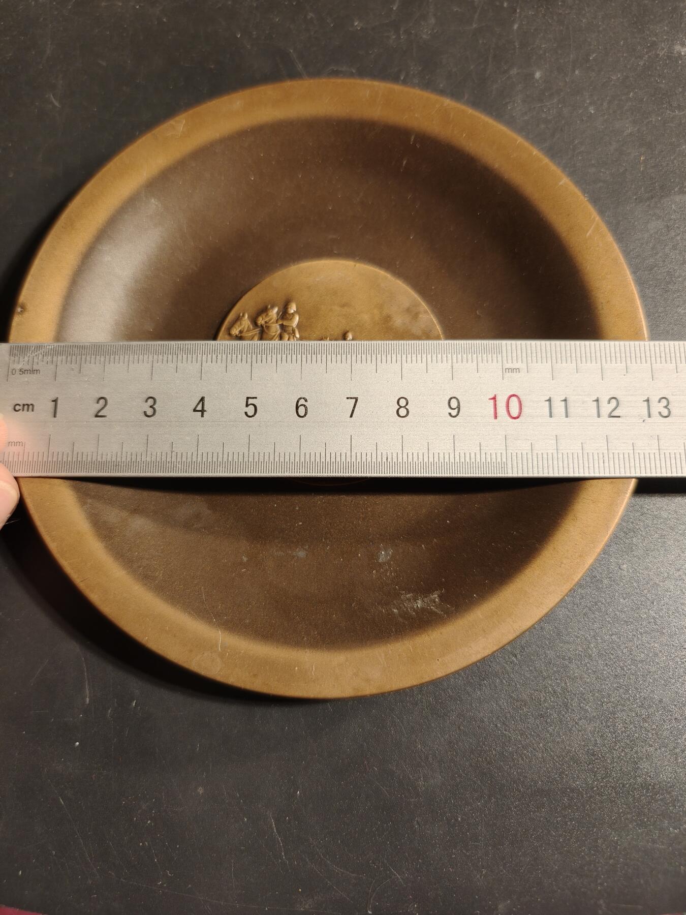 老王徽章第167期 瑞士图恩1956马拉火炮竞赛铜章    镶嵌在碗底座     直径13cm.    重量279g