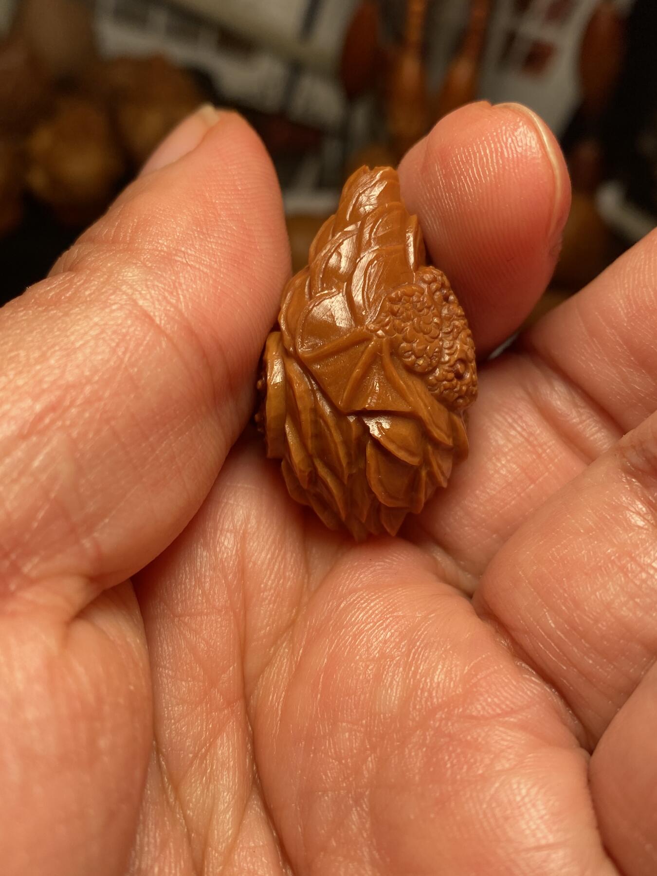 中国非物质文化遗产，苏工核雕 福利苏工核雕，纯手工雕刻，老苏工好运连连，招财进宝，金蟾，个性十足，等待有缘人，市场无同款，尺寸2。15x3.3喜欢的来