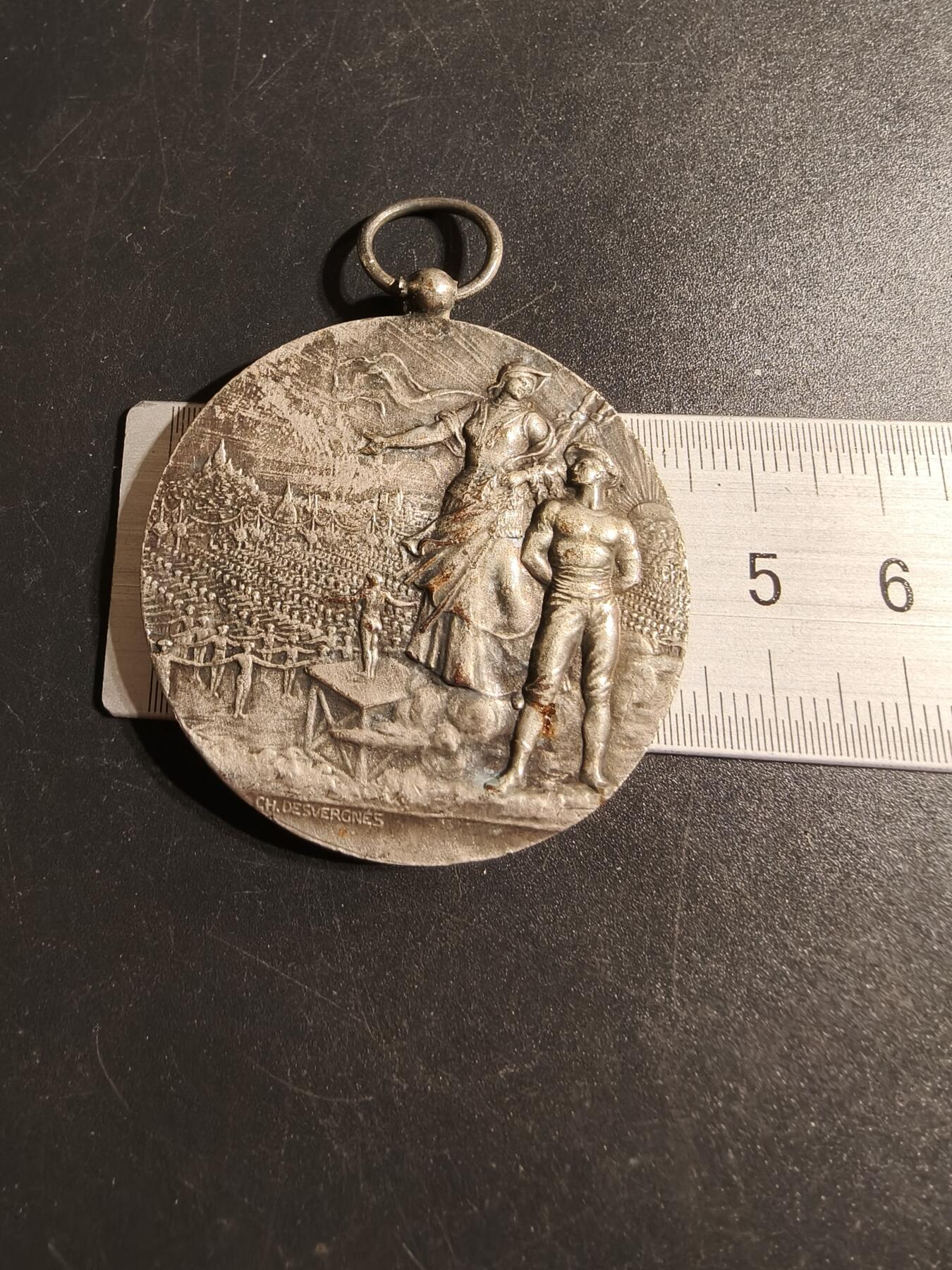 老王徽章第167期 法国体育协会镀银铜奖章     直径44mm.    重量43.3g