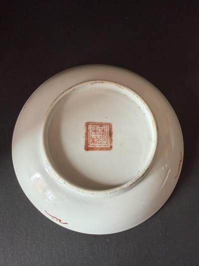 海外回流精品拍卖（五一专场） 法国回流晚清粉彩人物盘 尺寸：口径约13.5cm 盘面人物手绘，底部有款。无磕碰无冲线，品相好。