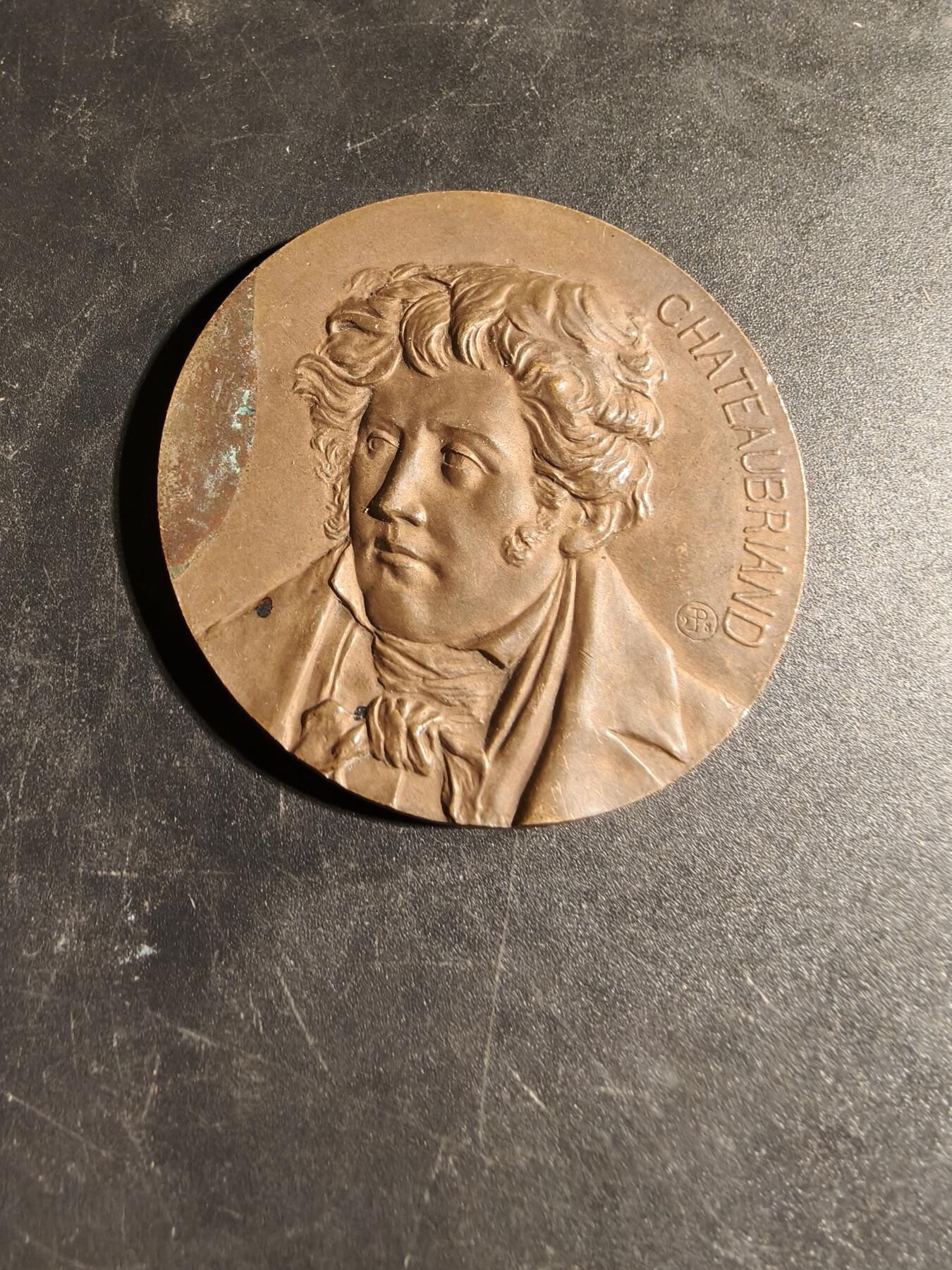 老王徽章第167期 法国布列塔尼藏书家协会大铜章    正面为法国19世纪著名作家夏多布里昂    直径50mm.    重量59g