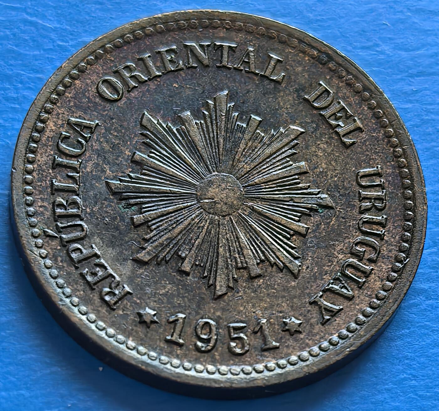 外国优质老铜币银币，周六九点倒数截拍，满百包邮，可寄存半年，喜欢朋友微信扫描二维码可直接参拍 乌拉圭1951年2分