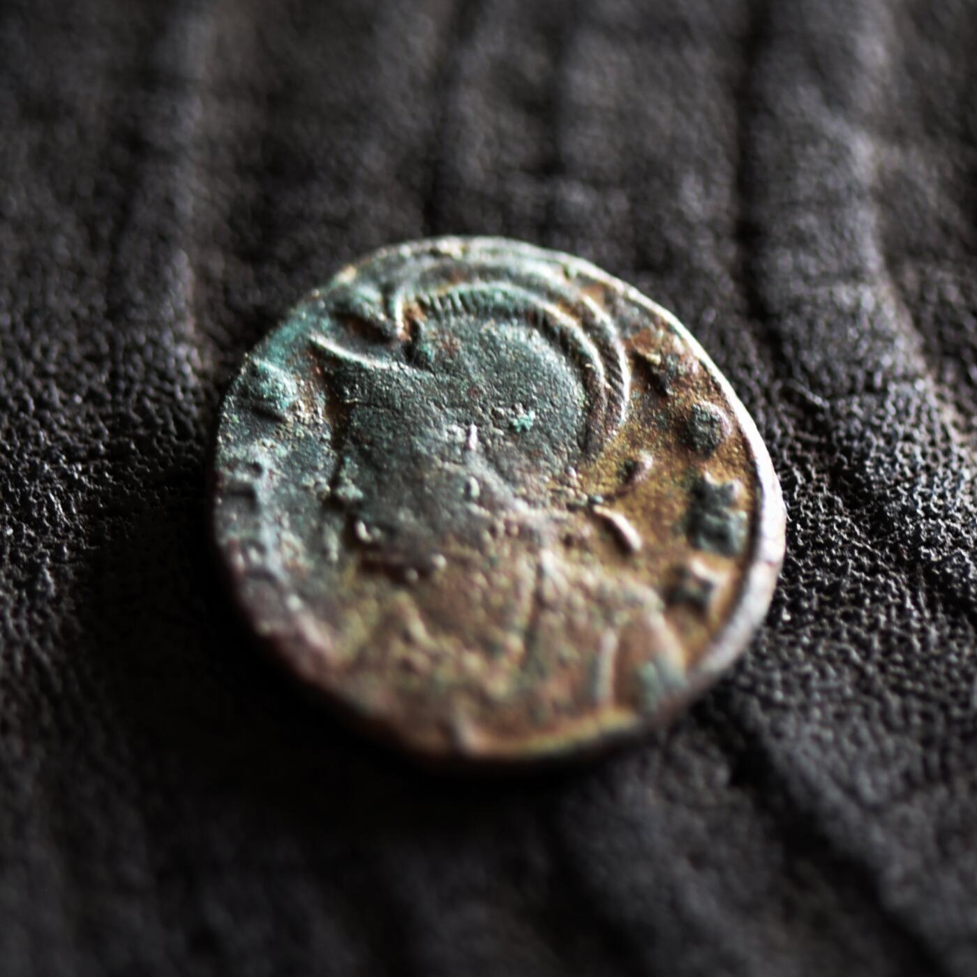 【良泉】【2025年最后一场】12月18日晚19.30点开拍！188组【直播场】西方古代钱币、丝路杂项、印章！ 公元330-340年【古罗马】君士坦丁大帝“母狼育婴”铜币，君士坦丁堡迁都纪念，2.35克