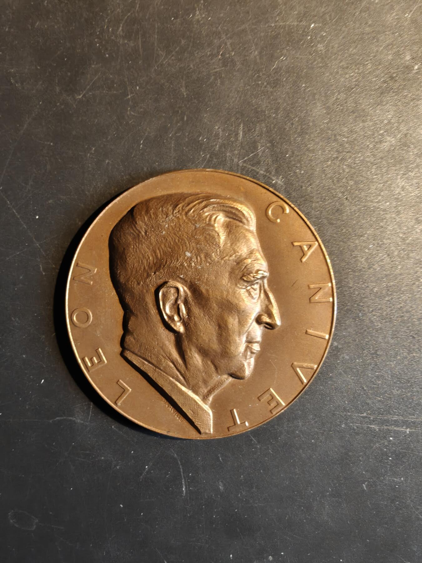 老王徽章第167期 比利时下桑布尔与下沙勒洛瓦煤炭协会主席大铜章     直径70mm.    重量137.5g