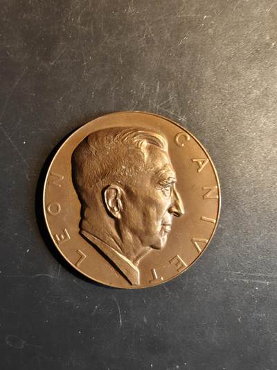 老王徽章第167期 - 比利时下桑布尔与下沙勒洛瓦煤炭协会主席大铜章     直径70mm.    重量137.5g