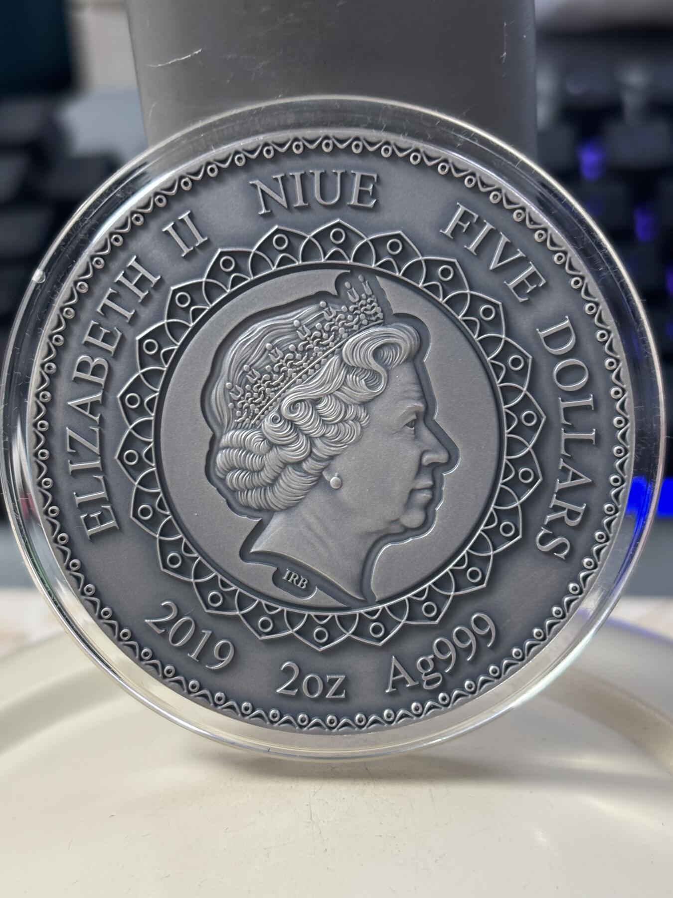 第184期拍卖 纽埃2019年曼陀罗黄金对称系列大象,2盎司高浮雕仿古镶嵌紫红施华洛世奇彩色银币.999银银价862，发行500枚