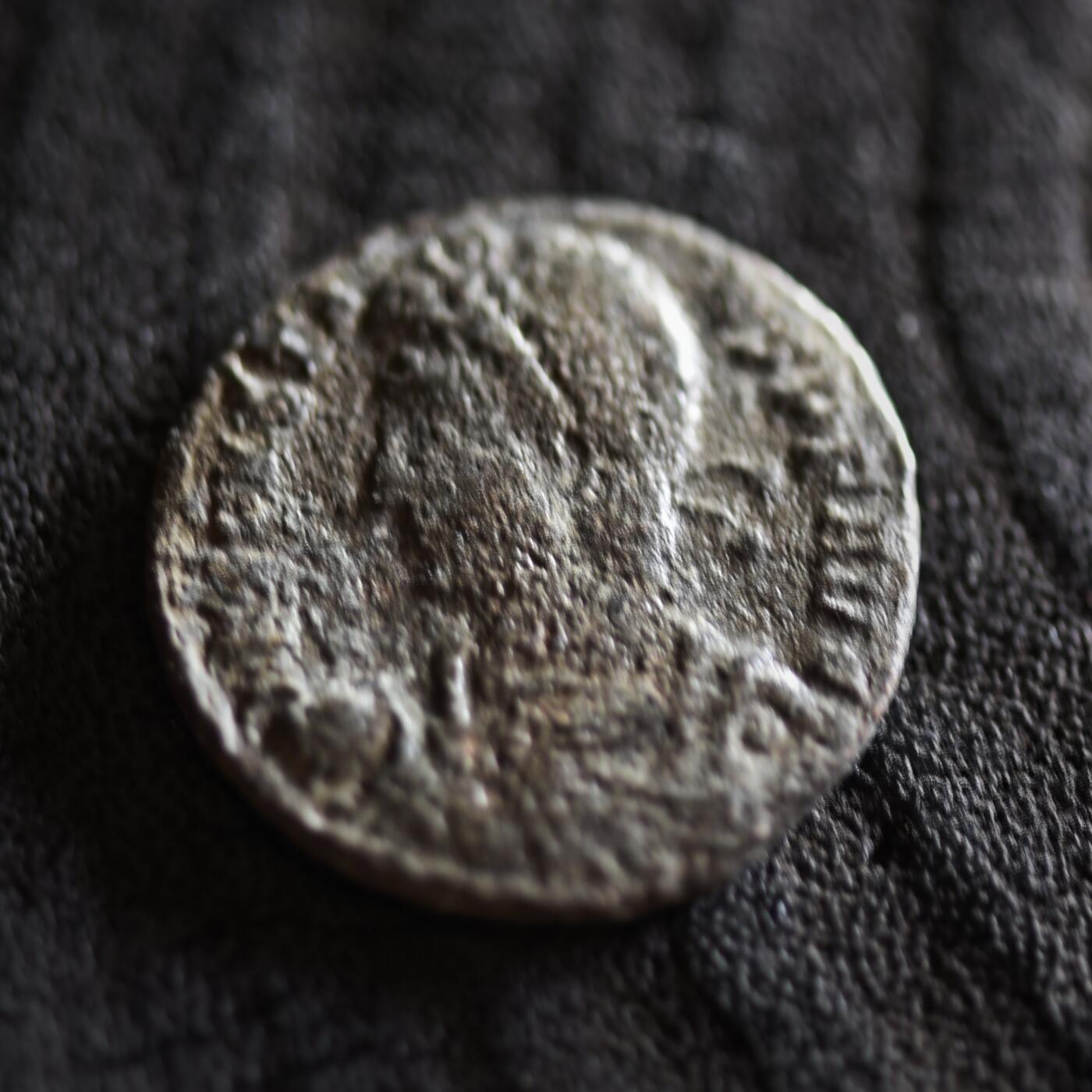 【良泉】【2025年最后一场】12月18日晚19.30点开拍！188组【直播场】西方古代钱币、丝路杂项、印章！ 【少见】公元348-351年【古罗马】君士坦提乌斯二世“士兵带领矮小身影走出树下的小屋”百分大铜币，塞萨洛尼基造币厂，3.89克