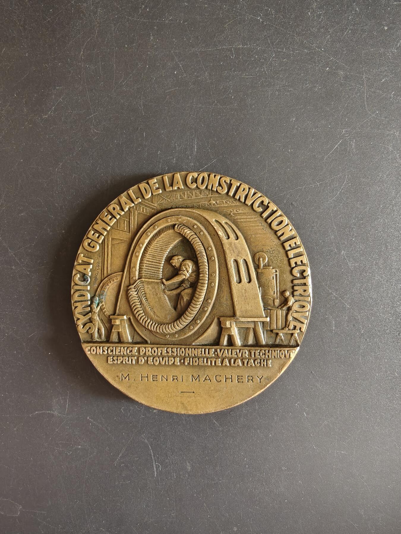老王徽章第167期 法国电力建设协会大铜章    直径66mm   重量167.1g