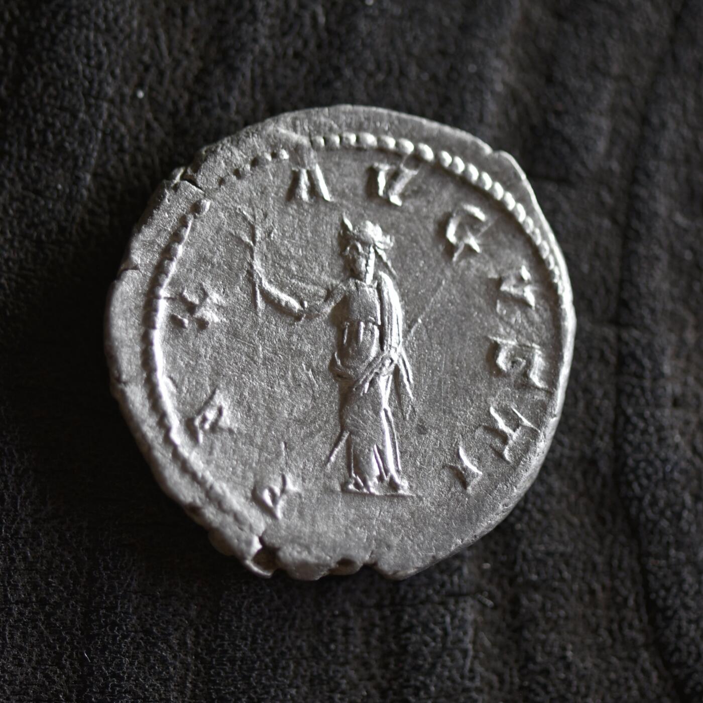 【良泉】【2025年最后一场】12月18日晚19.30点开拍！188组【直播场】西方古代钱币、丝路杂项、印章！ 公元238-239年【古罗马】戈尔迪安三世，背和平女神，铭文PAX AVGVSTI（和平的奥古斯都）安敦尼银币，3.02克