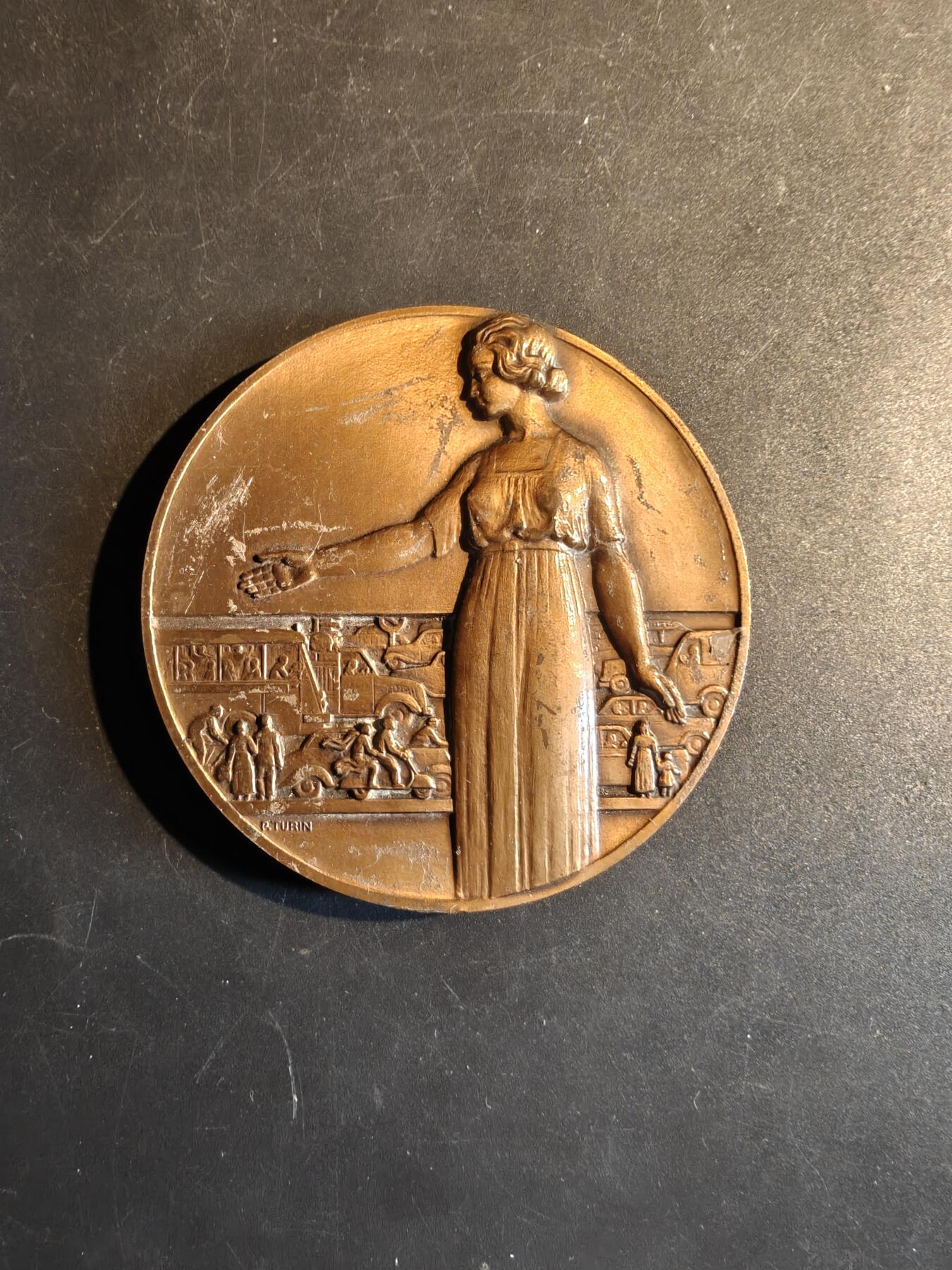 老王徽章第167期 法国道路交通安全委员会大铜章    直径72mm     重量190g