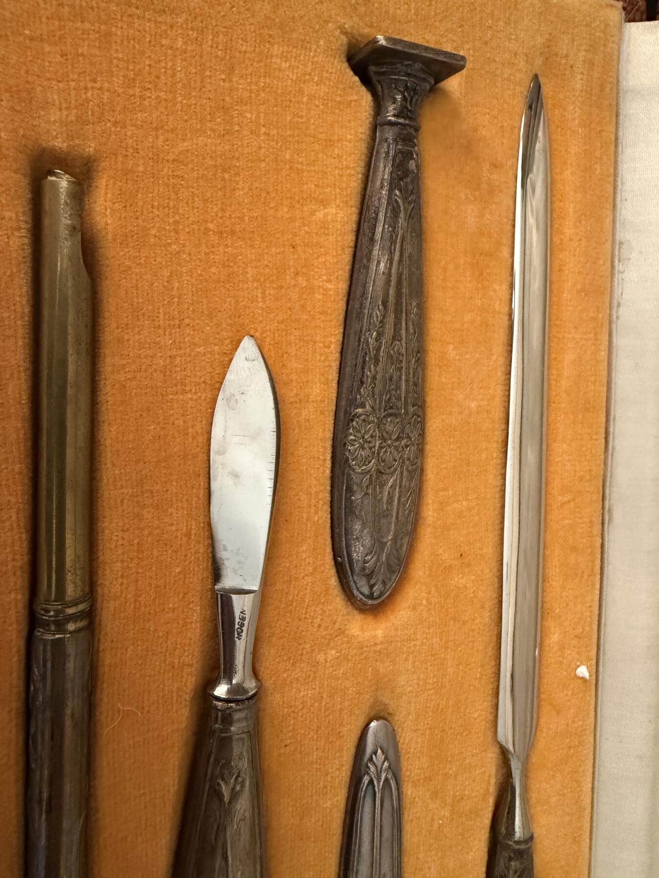 海外回流精品拍卖 法国回流西洋古董银制文房四宝套装 带原装盒。重89.6g，纹饰精美。