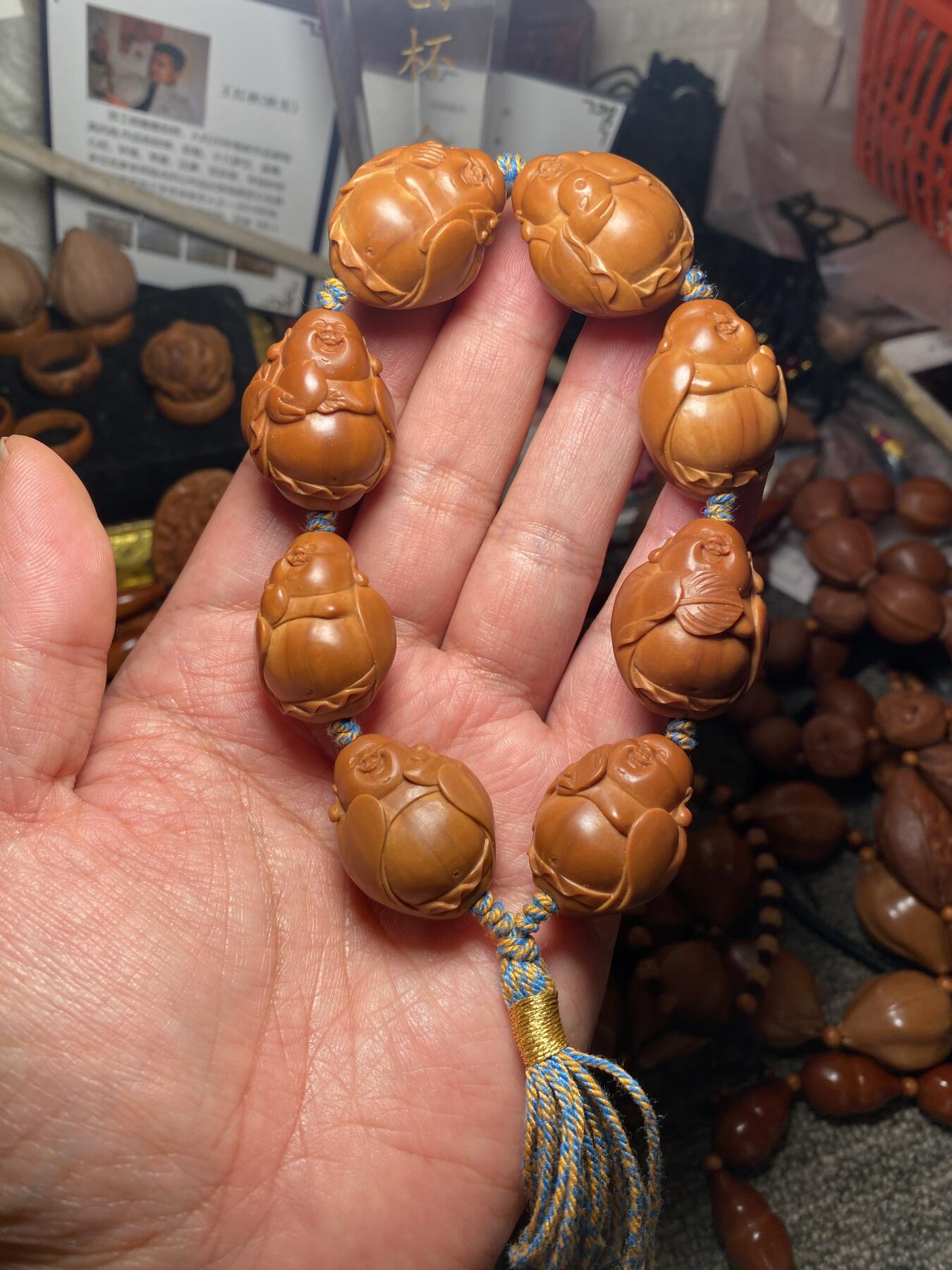中国非物质文化遗产，苏工核雕 福利苏工核雕，纯手工雕刻，老苏工八宝弥勒，大尺寸，核质红，等待有缘人，市场无同款，尺寸2。3x2.9喜欢的来