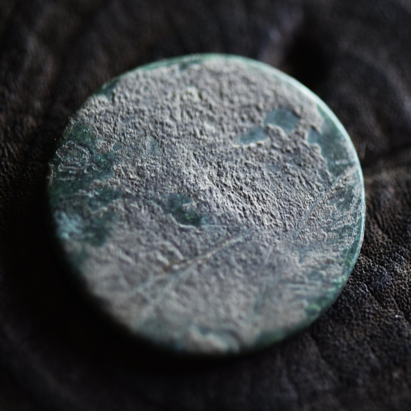 【良泉】【2025年最后一场】12月18日晚19.30点开拍！188组【直播场】西方古代钱币、丝路杂项、印章！ 公元1世纪【古罗马】奥古斯都头像，上方铭文CAESAR AVGVSTVS，不知道是奥古斯都打的还是提笔略纪念奥古斯都的，阿斯铜币，8.07克