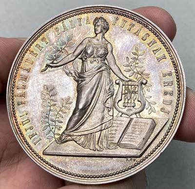 万国钱币拍卖第056期 - 1898年匈牙利展览宫纪念大银章 正面为手拿橄榄叶的女神形象 背面为宏伟的展览宫建筑 镜面五彩UNC状态 55.65mm，57.13g