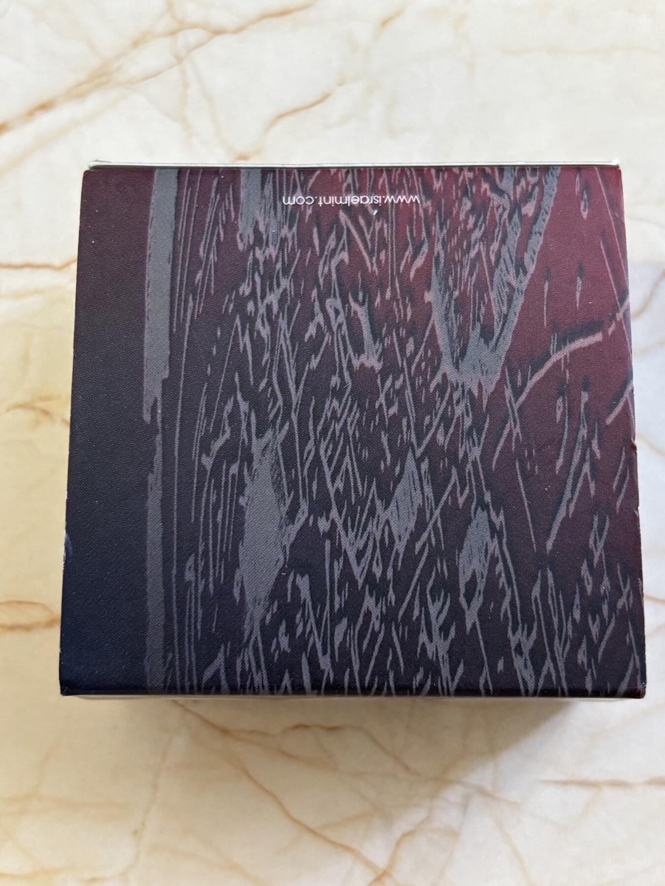 第183期拍卖 以色列2012年圣经系列美吉多山2新谢克尔PROOF银币NGC PF69UC，发行量3000枚，999银。美吉多山是《圣经·启示录》中世界末日善与恶最终决战之地，正面设计陶壶和山谷，通过透视图技法，尤其是山谷及通向内部的栈道，给人一种向里走的感觉，在二维平面银币表现出三维立体効果。原盒证封齐全。