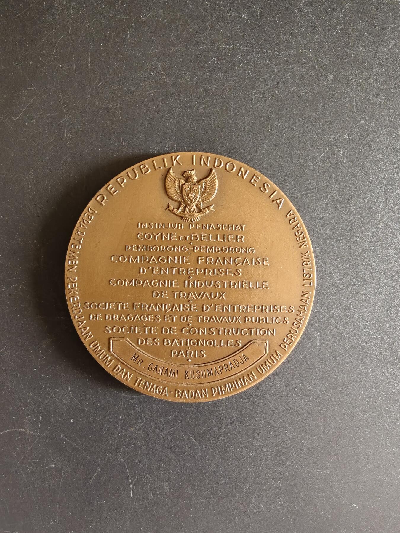 老王徽章第167期 印度尼西亚公共工程和能源部与法国合作建设大坝工程大铜章       直径66mm.    重量171.4g   