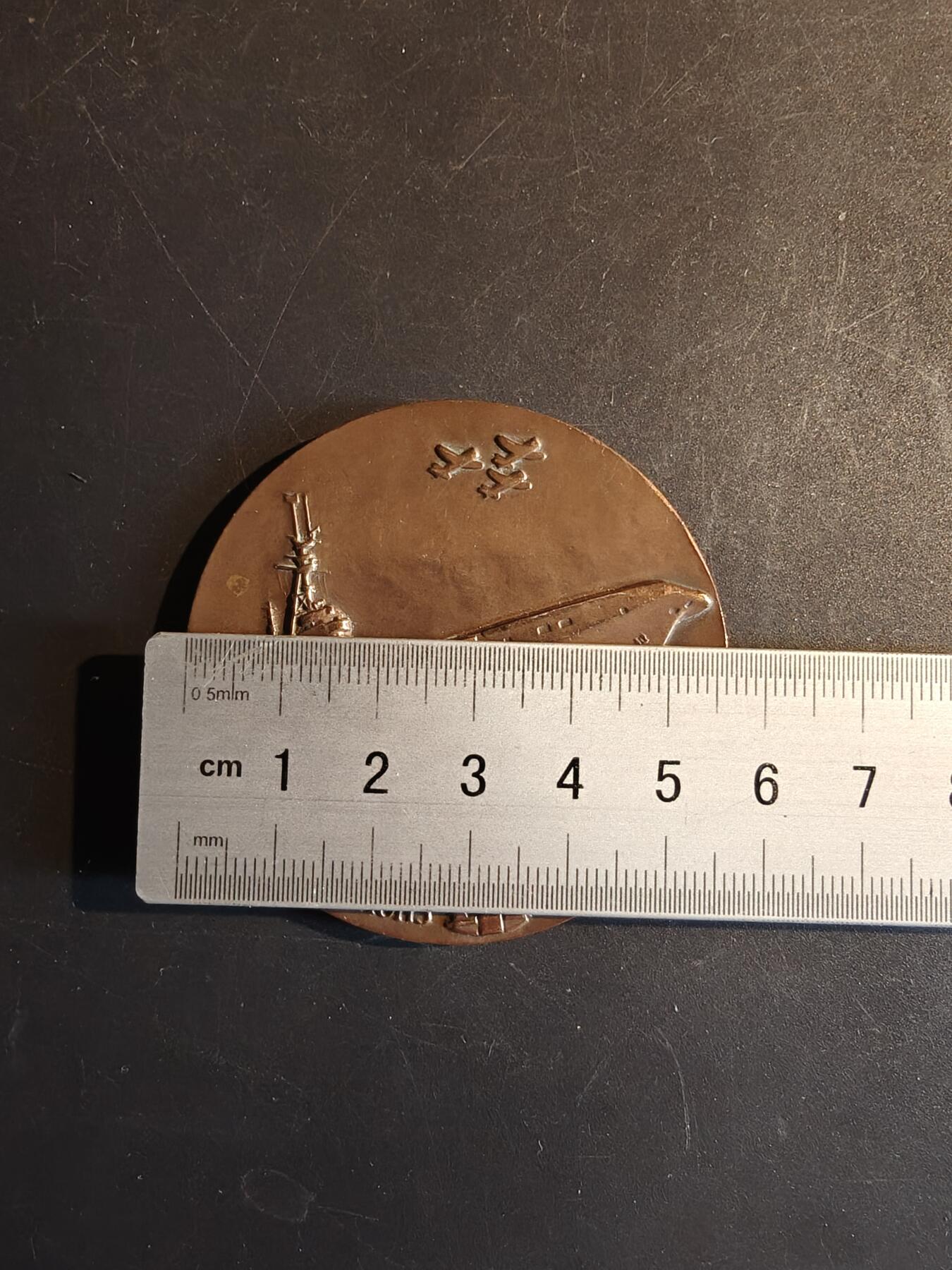 老王徽章第167期 法国国家海军航空兵竞赛大铜章     直径56mm.    重量90g