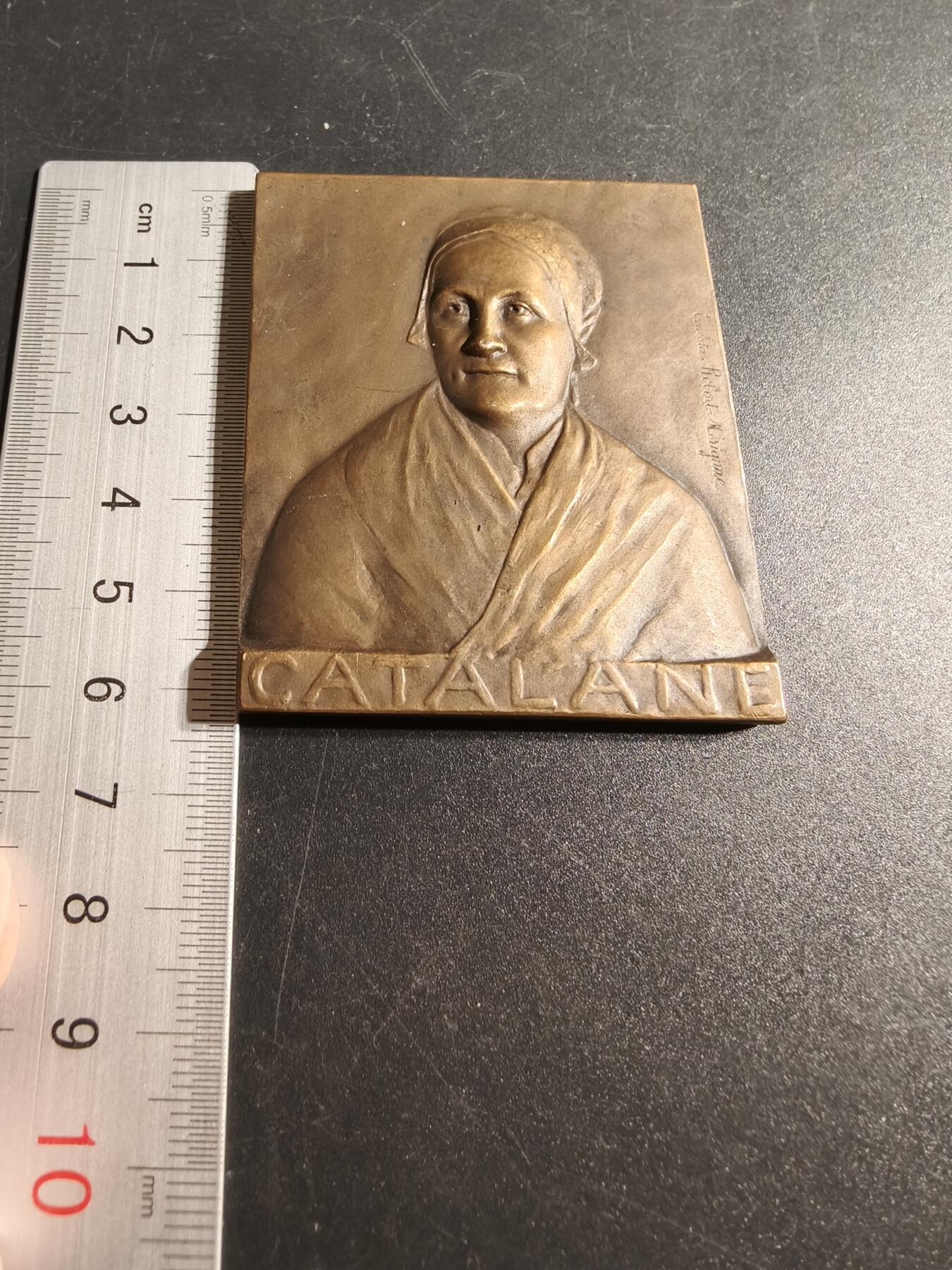 老王徽章第167期 法国19世纪加泰罗尼亚传统女性方形大铜章     高浮雕     尺寸52×63mm.     重量130g