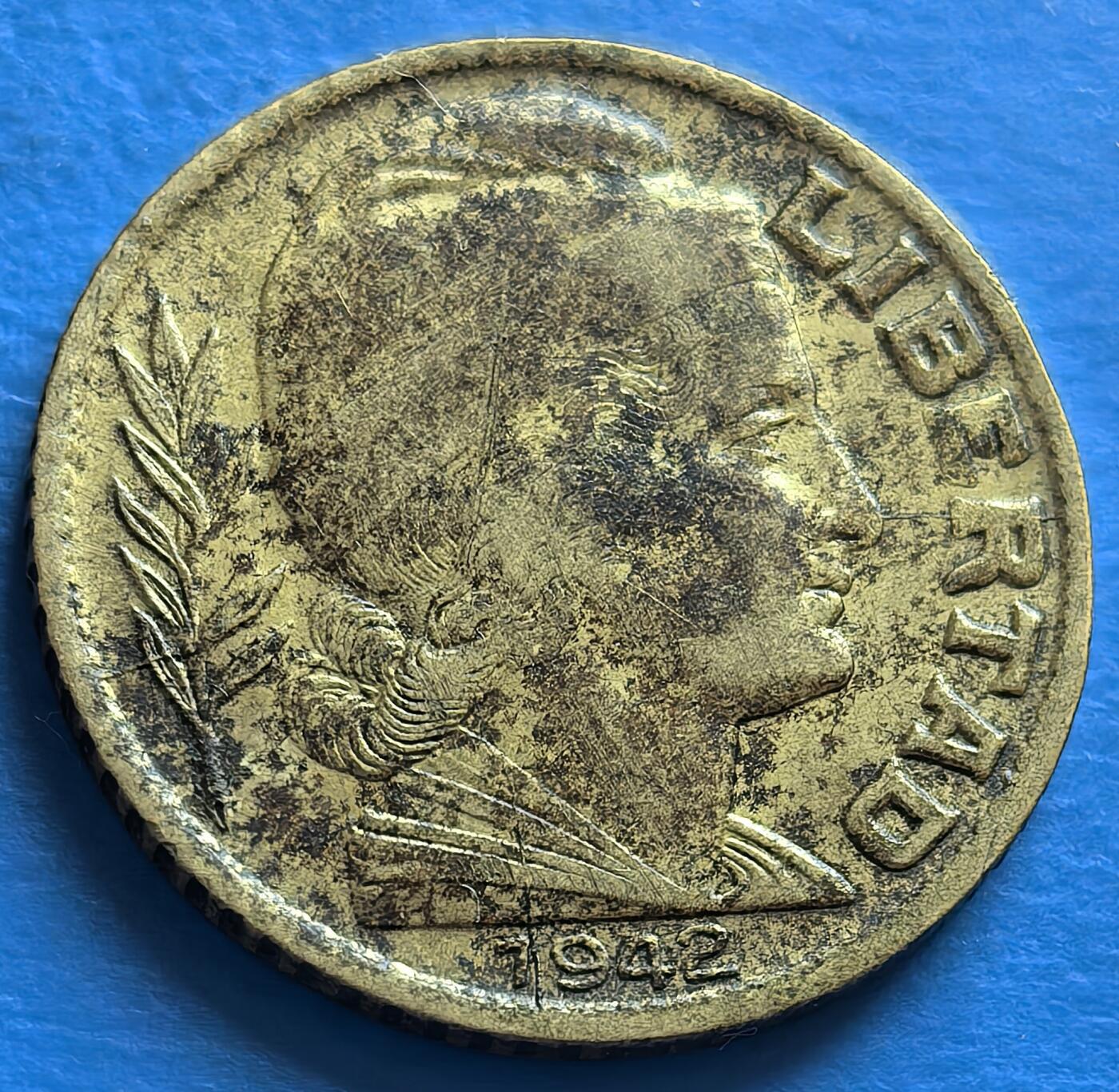 外国优质老铜币银币，周六九点倒数截拍，满百包邮，可寄存半年，喜欢朋友微信扫描二维码可直接参拍 阿根廷1942年谷物女神5分