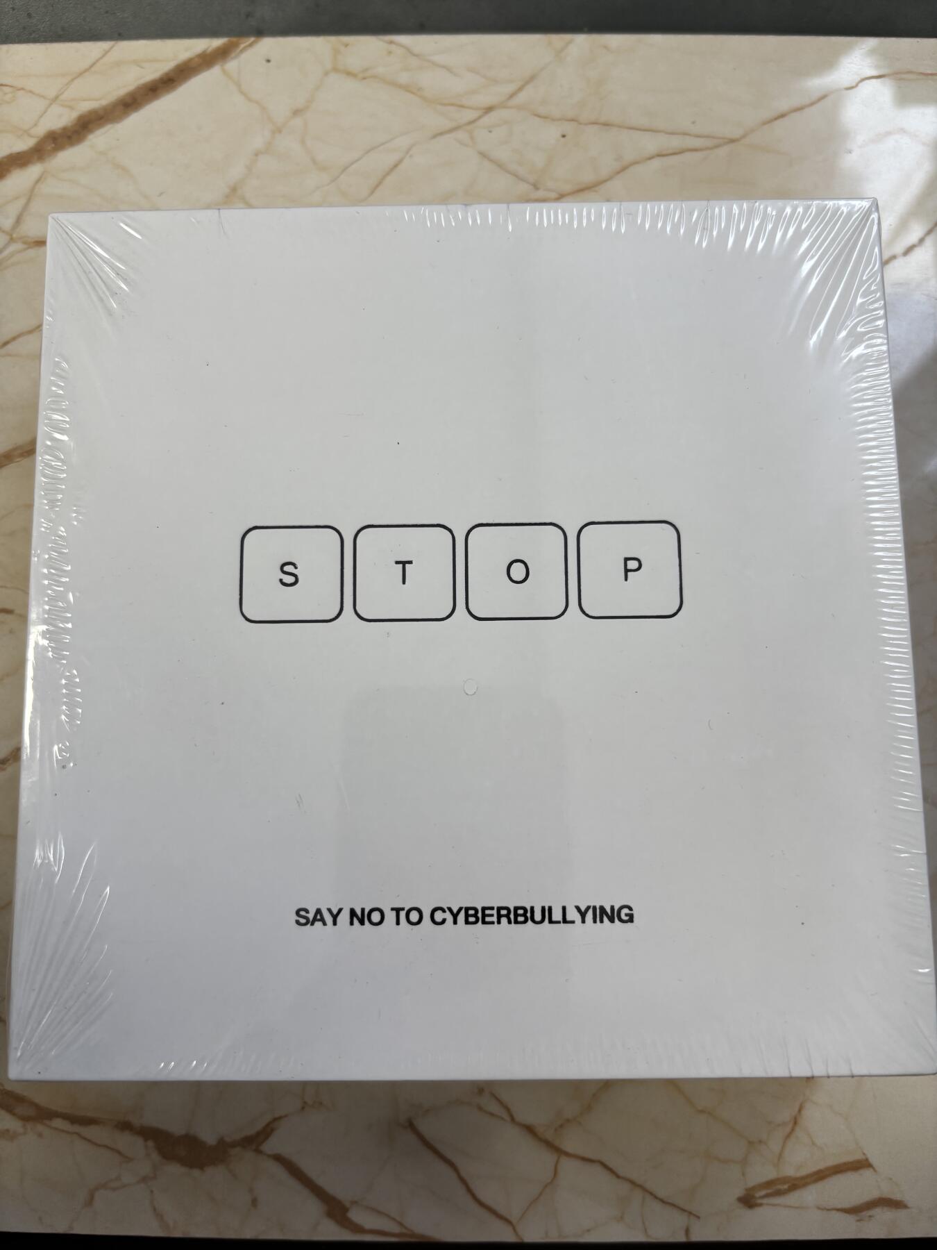 第184期拍卖 斐济2021年拒绝网络暴力不做键盘侠8克异形彩银币，999银，发行10000枚