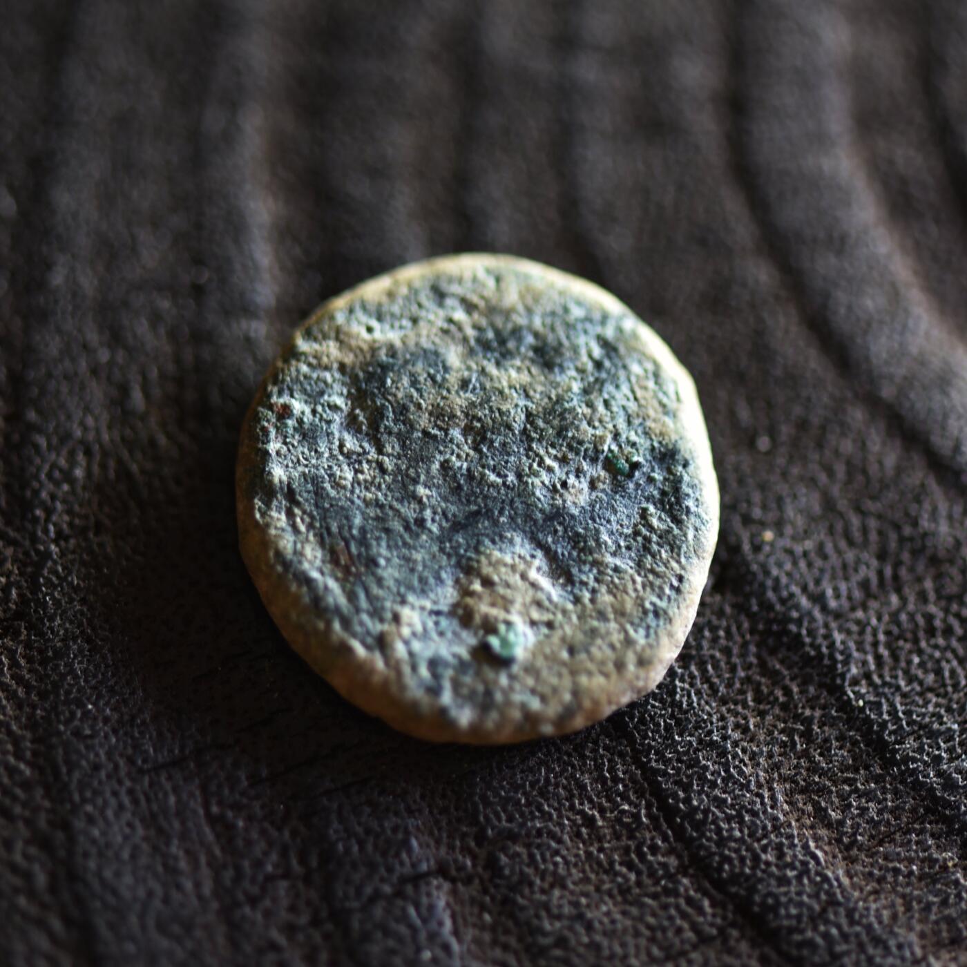 【良泉】【2025年最后一场】12月18日晚19.30点开拍！188组【直播场】西方古代钱币、丝路杂项、印章！ 【未清理】公元121/122 年【古罗马】叙利亚行省，推罗城“提喀女神/棕榈树”铜币，3.83克