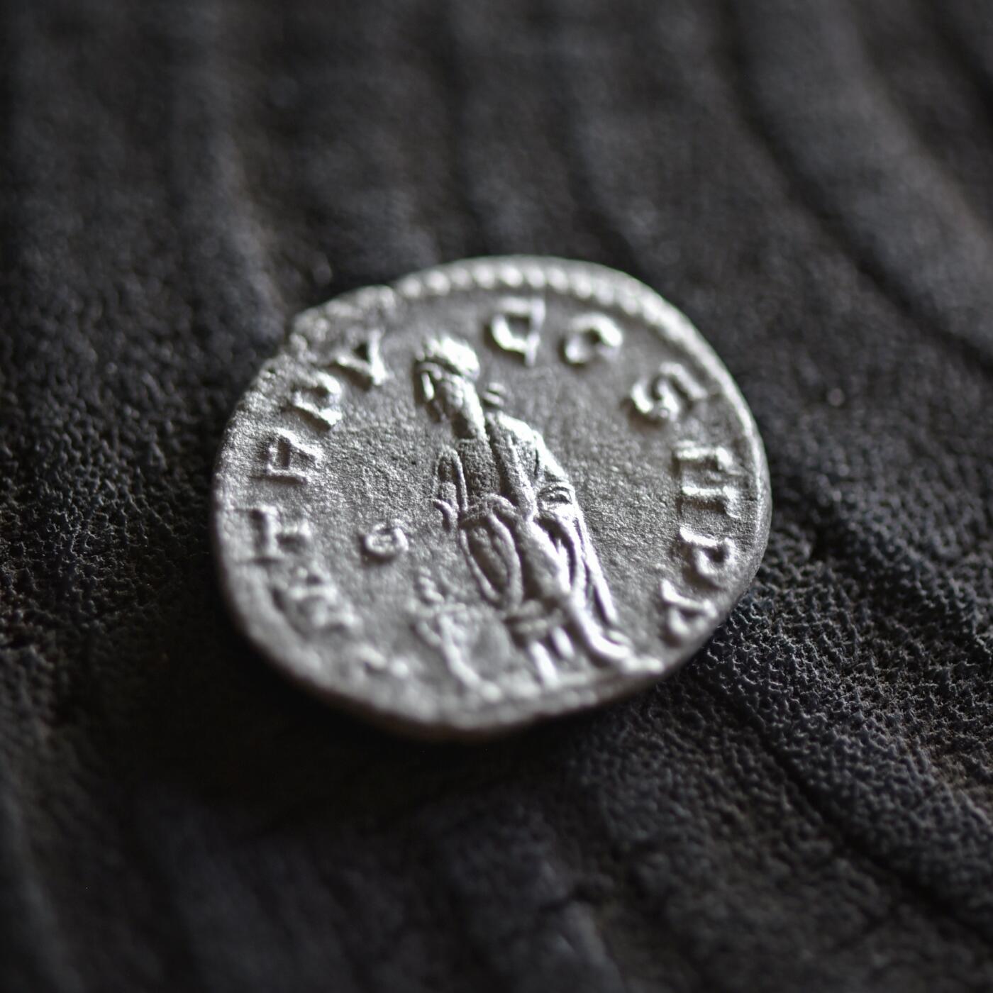 【良泉】【2025年最后一场】12月18日晚19.30点开拍！188组【直播场】西方古代钱币、丝路杂项、印章！ 【发丝清晰】公元226年【古罗马】青年头像版（16岁）塞维鲁·亚历山大，背塞维鲁·亚历山大在祭坛上献祭，第纳尔银币，2.25克