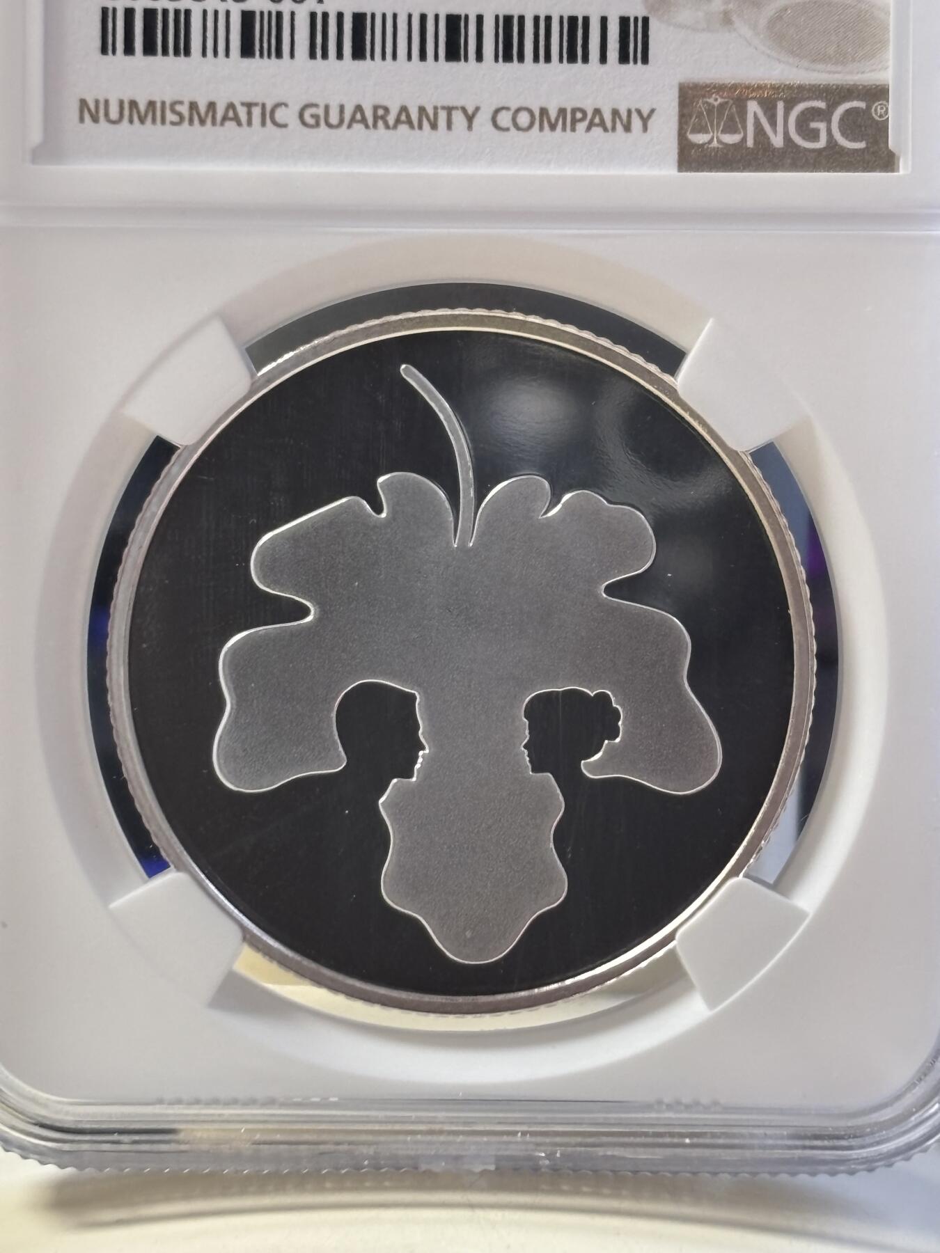 第183期拍卖 以色列2017年圣经系列亚当和夏娃2新谢克尔PROOF银币NGC PF69UC，发行量2800枚，999银。正面通过精制与磨砂工艺反差効果将亚当和夏娃在苹果叶中体现出爱的寓意。