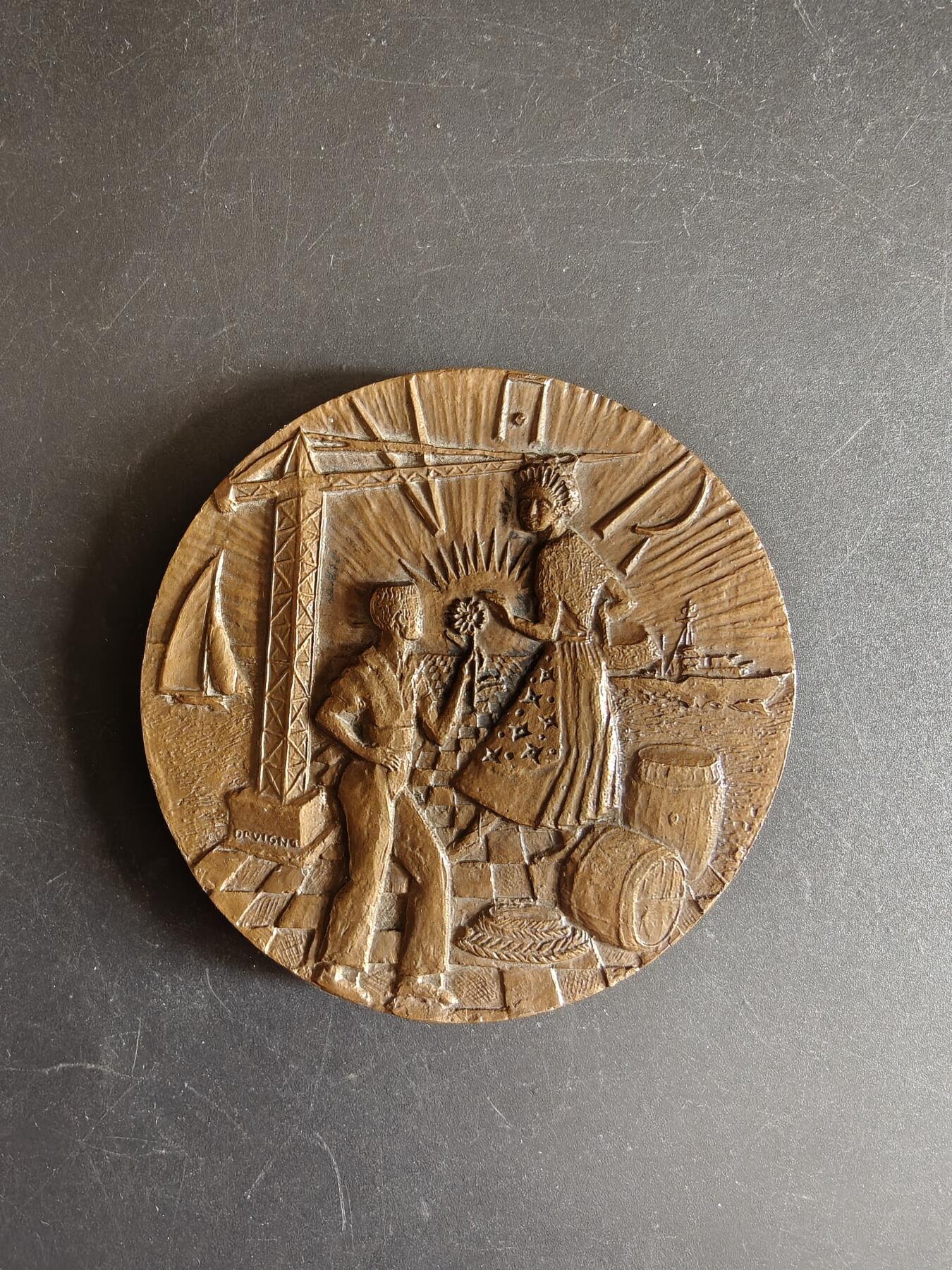 老王徽章第167期 法国瓦尔市议会大铜章     直径72mm     重量210g