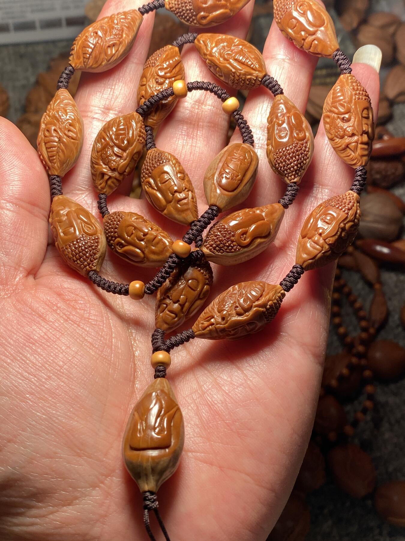 中国非物质文化遗产，苏工核雕 福利苏工核雕，纯手工雕刻，老苏工20年老核佛魔小脖挂，个性十足，等待有缘人尺寸1。4x2.6喜欢的来