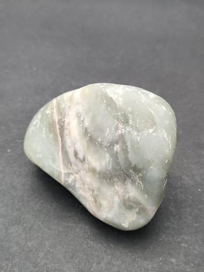 猩哥外币小铺➨【第204场】 - 和田玉原石106克