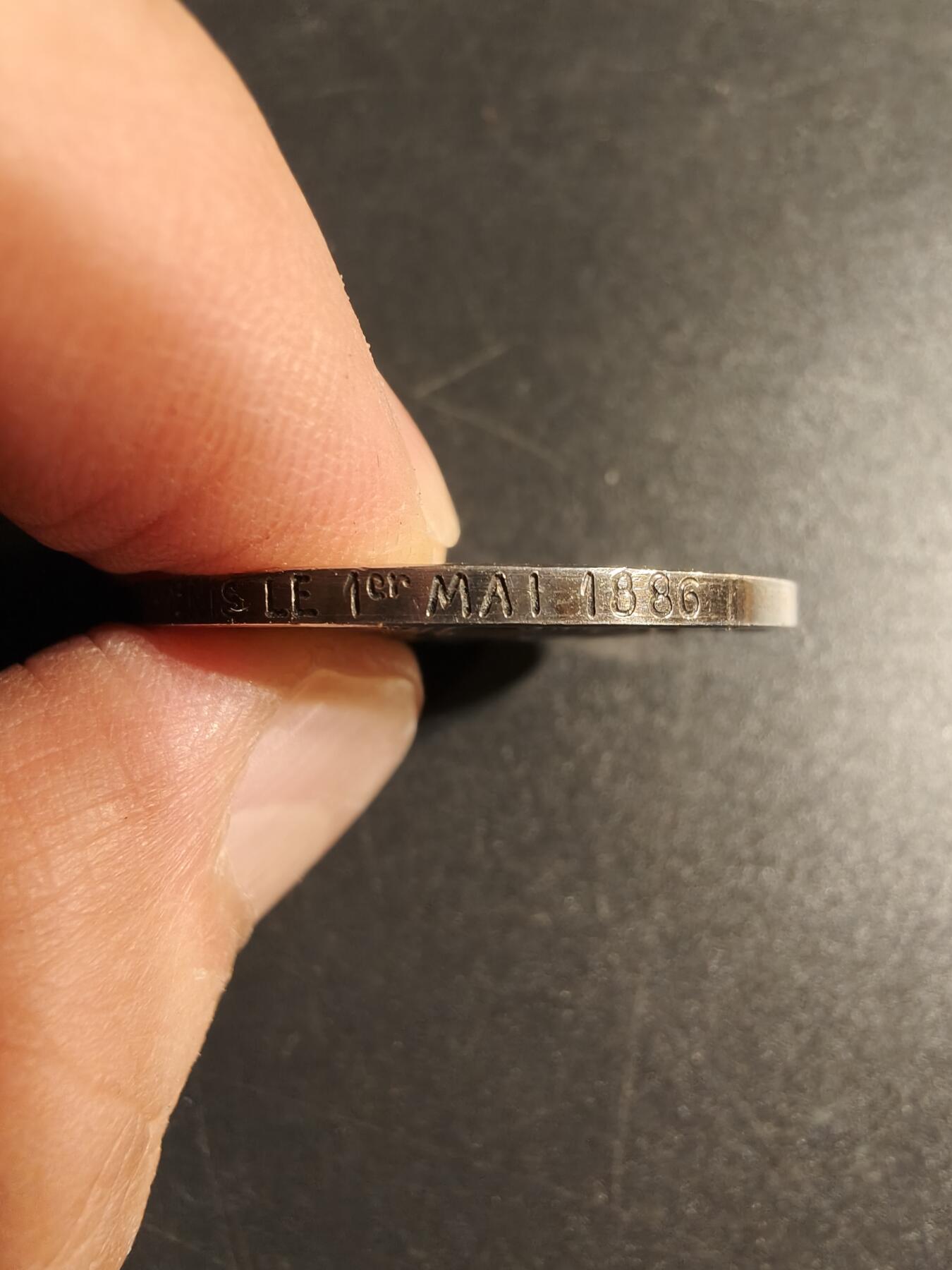 老王徽章第167期 法国银婚章    带边铭背铭    1886年    950银镀金    直径32mm.   重量15.6g