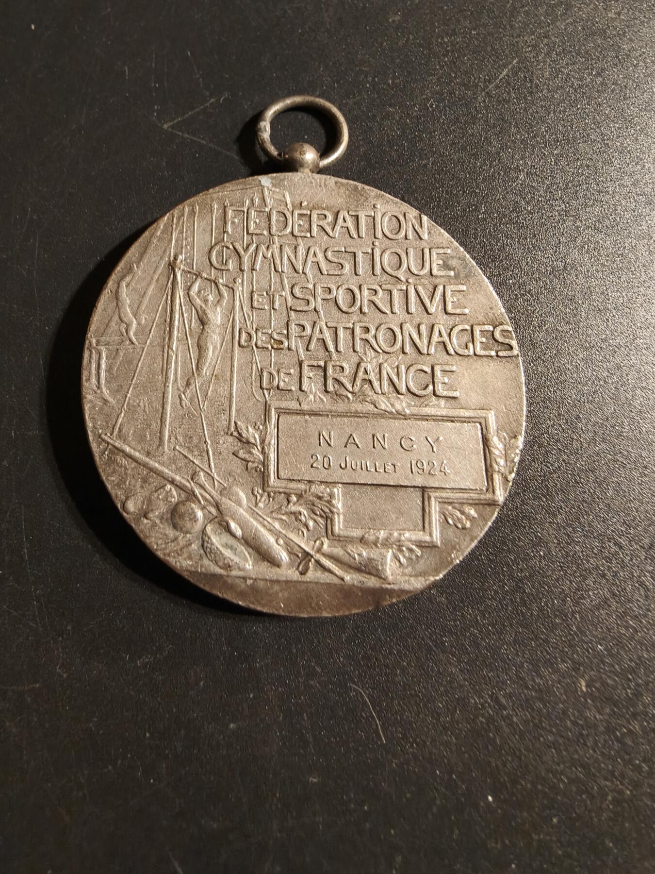 老王徽章第167期 法国体育协会镀银铜奖章     直径44mm.   重量44.9g