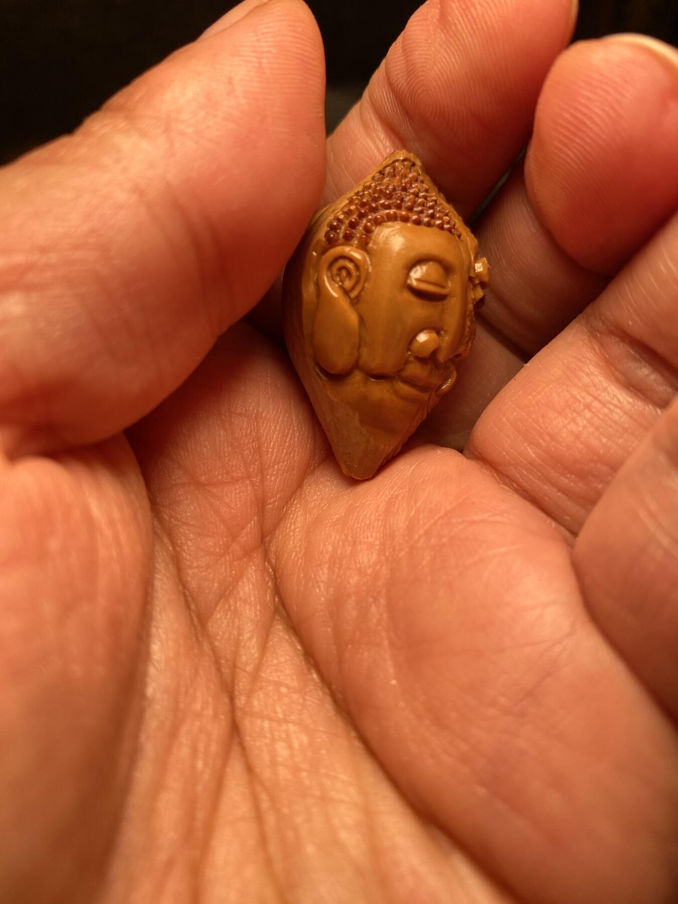 中国非物质文化遗产，苏工核雕 福利苏工核雕，纯手工雕刻，老苏工一念佛魔，个性十足，等待有缘人尺寸2。29x3.55喜欢的来