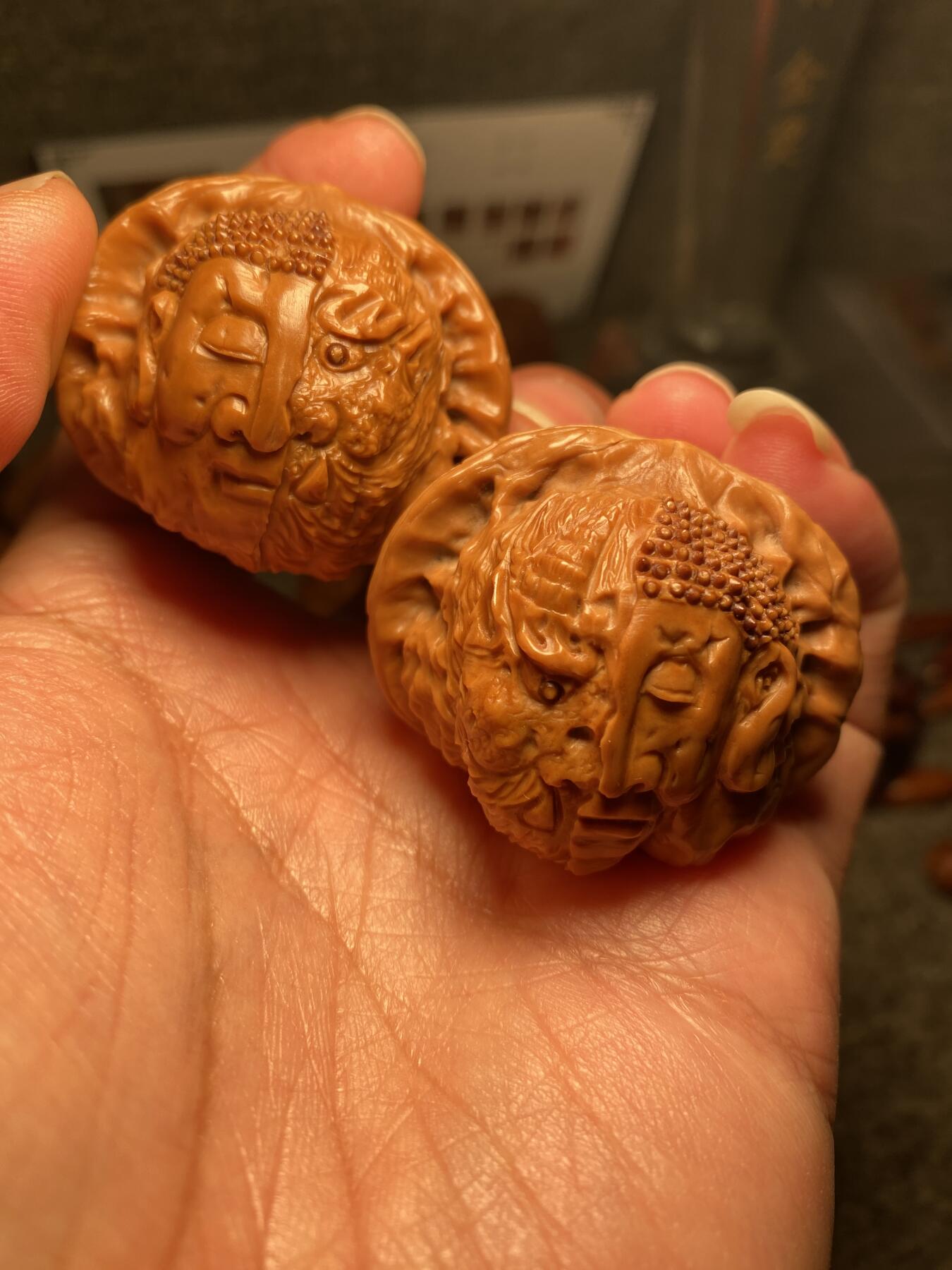 中国非物质文化遗产，苏工核雕 福利苏工核桃雕纯手工雕刻，老苏工佛魔一念，个性十足，表情丰富，等待有缘人，市场无同款，尺寸4。3喜欢的来