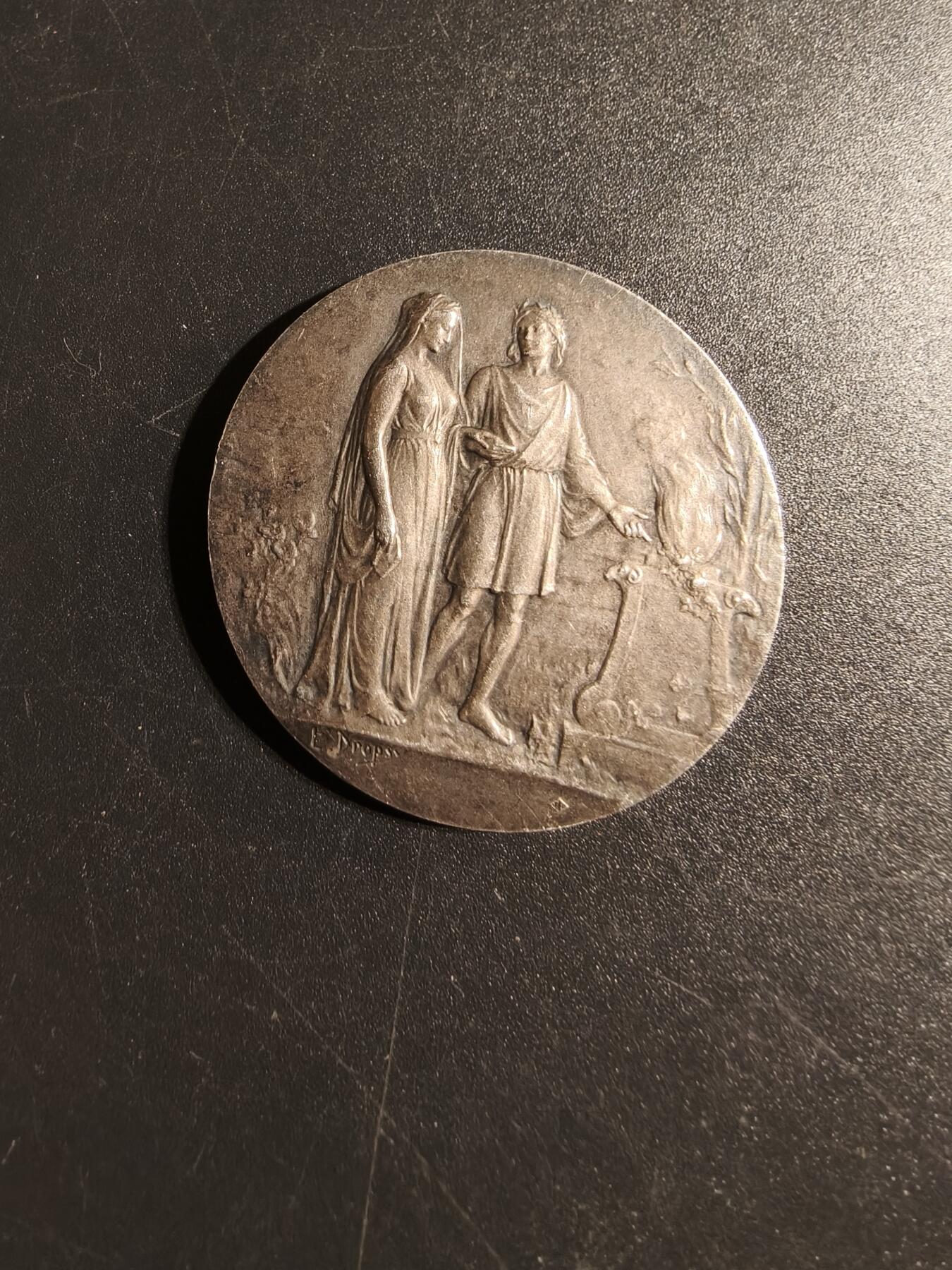 老王徽章第167期 法国银婚章    原盒    大师Dropsy版本     银质少见大尺寸     直径38mm.    重量21g