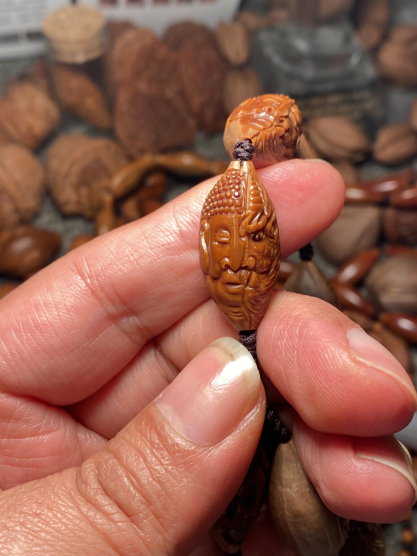 中国非物质文化遗产，苏工核雕 福利苏工核雕，纯手工雕刻，老苏工20年老核一念之间，个性十足，等待有缘人尺寸1。4x2.75喜欢的来