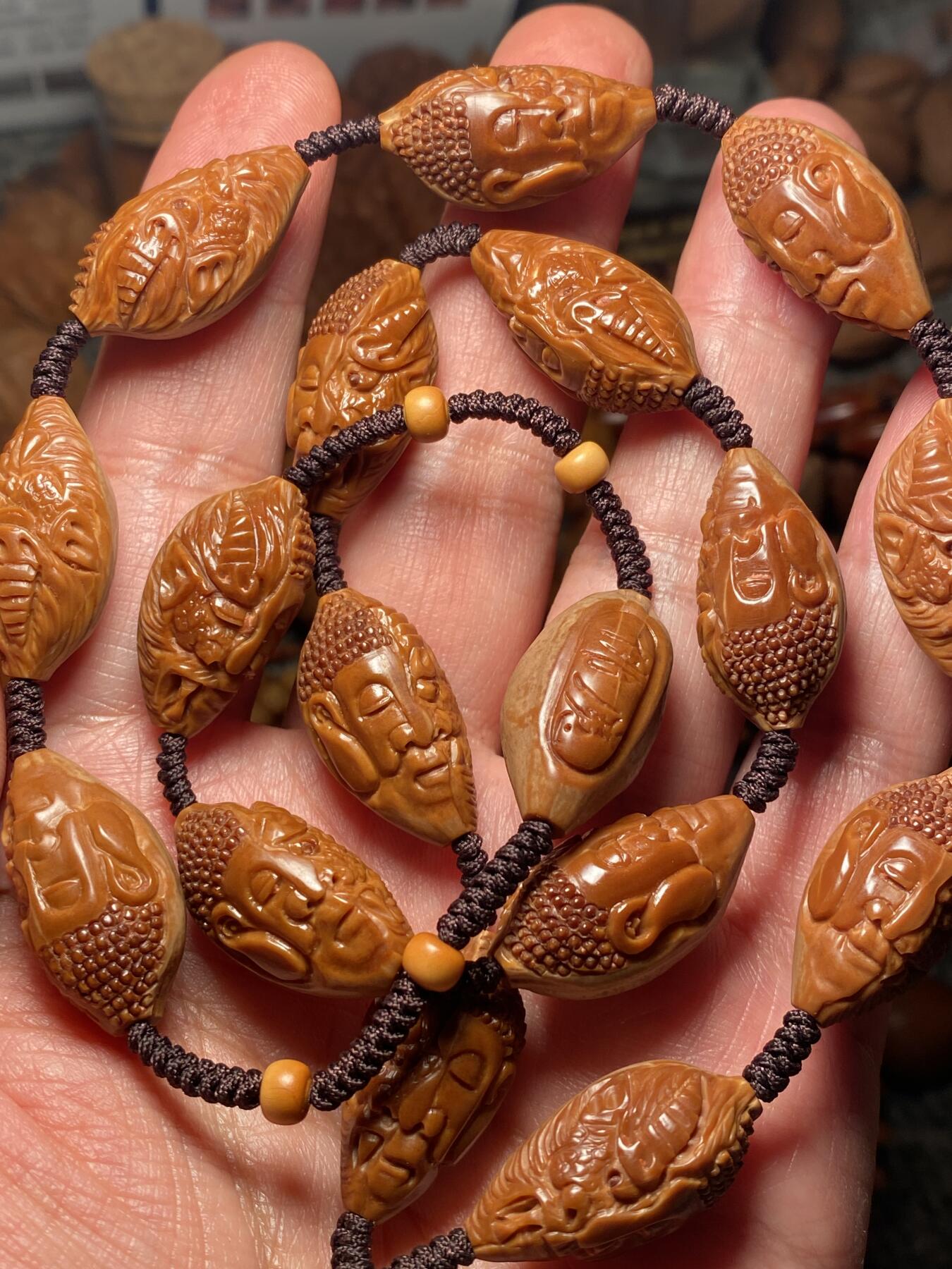 中国非物质文化遗产，苏工核雕 福利苏工核雕，纯手工雕刻，老苏工20年老核佛魔小脖挂，个性十足，等待有缘人尺寸1。4x2.6喜欢的来