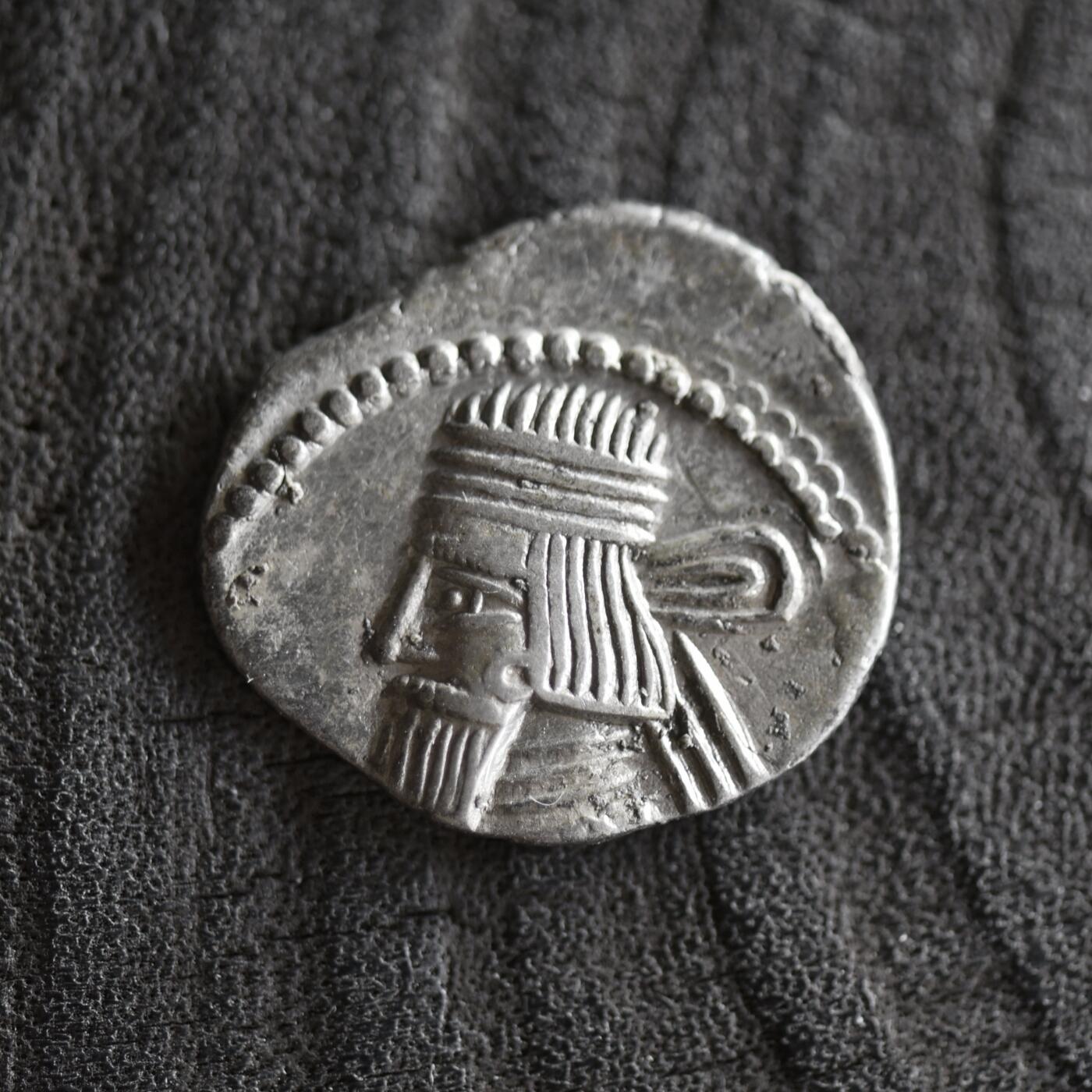 【良泉】【2025年最后一场】12月18日晚19.30点开拍！188组【直播场】西方古代钱币、丝路杂项、印章！ 【美品】公元10-38年【古波斯】帕提亚（安息）阿塔巴努斯二世，一德拉克马银币，3.7克