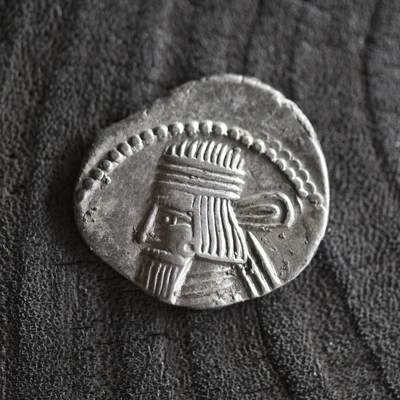 【良泉】【2025年最后一场】12月18日晚19.30点开拍！188组【直播场】西方古代钱币、丝路杂项、印章！ - 【美品】公元10-38年【古波斯】帕提亚（安息）阿塔巴努斯二世，一德拉克马银币，3.7克
