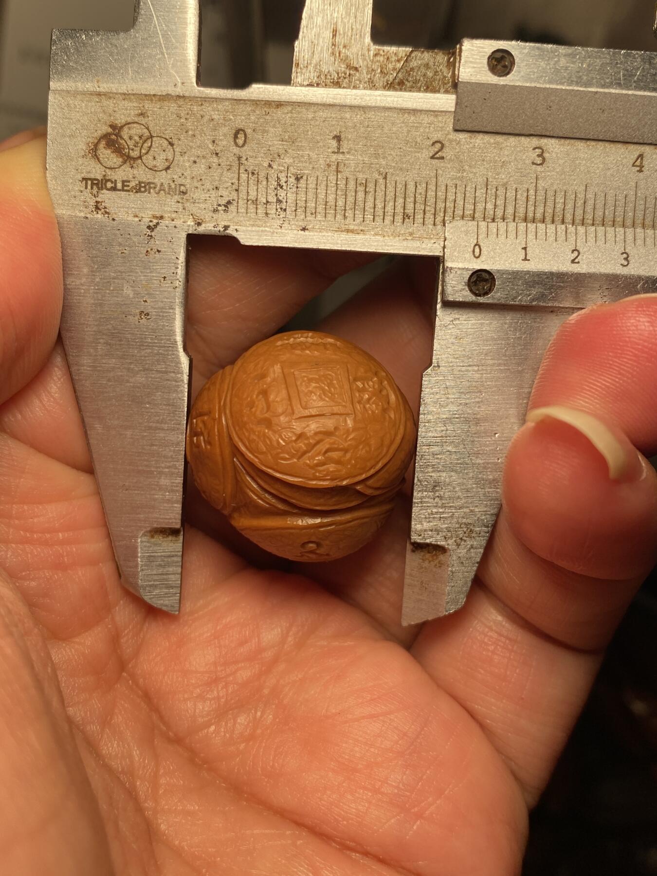 中国非物质文化遗产，苏工核雕 福利苏工核雕，纯手工雕刻，老苏工财源滚滚，个性十足，等待有缘人，市场无同款，尺寸2。5x2.5喜欢的来