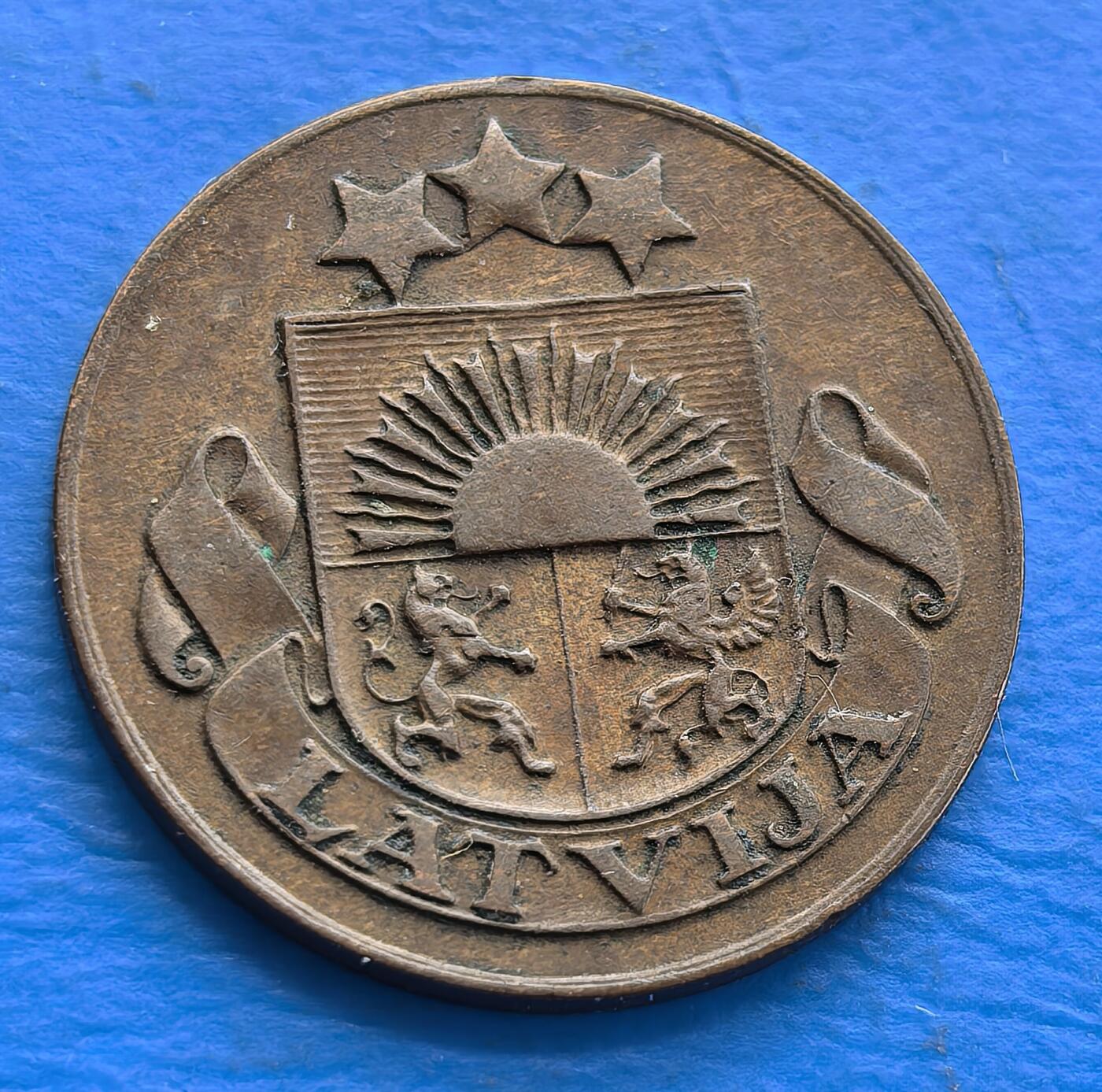 外国优质老铜币银币，周六九点倒数截拍，满百包邮，可寄存半年，喜欢朋友微信扫描二维码可直接参拍 深打压力醇厚拉脱维亚1932年1分