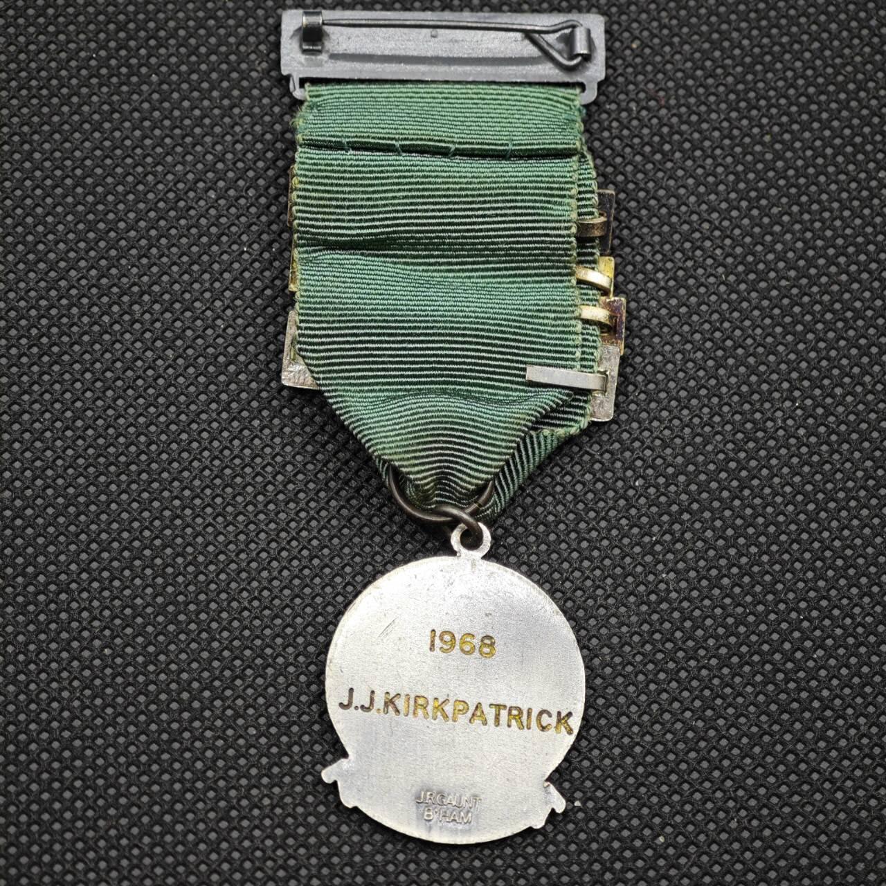 【淘币小摊】限时拍第八百一十六拍  纪念章场  满百包邮可预留两周  周一统一发货    英国1968-1973年安全驾驶竞赛奖章直径28mm