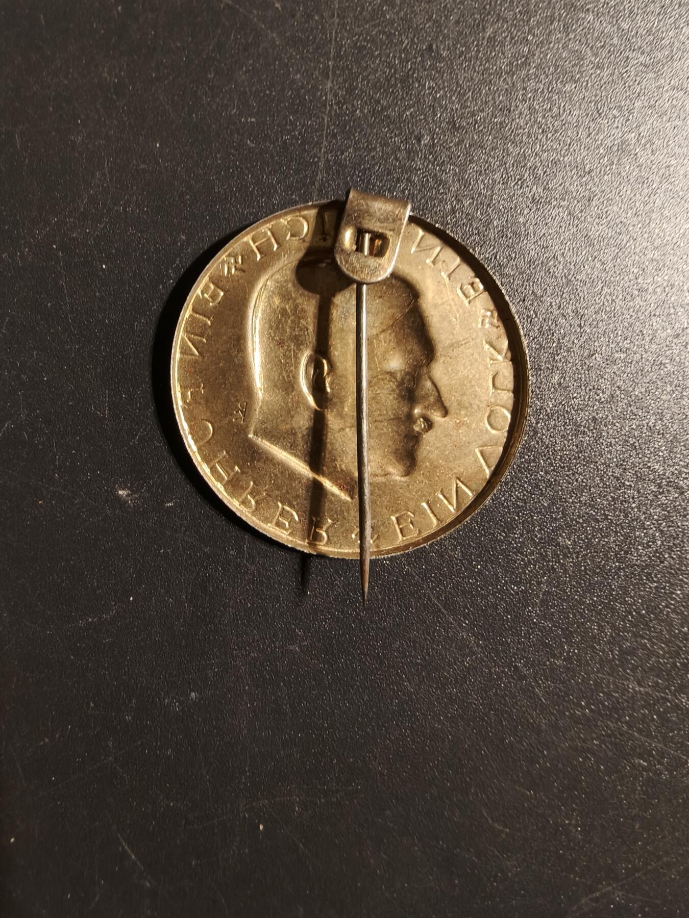 老王徽章第167期 德三小胡子（一个民族，一个帝国，一个元首）口号证章