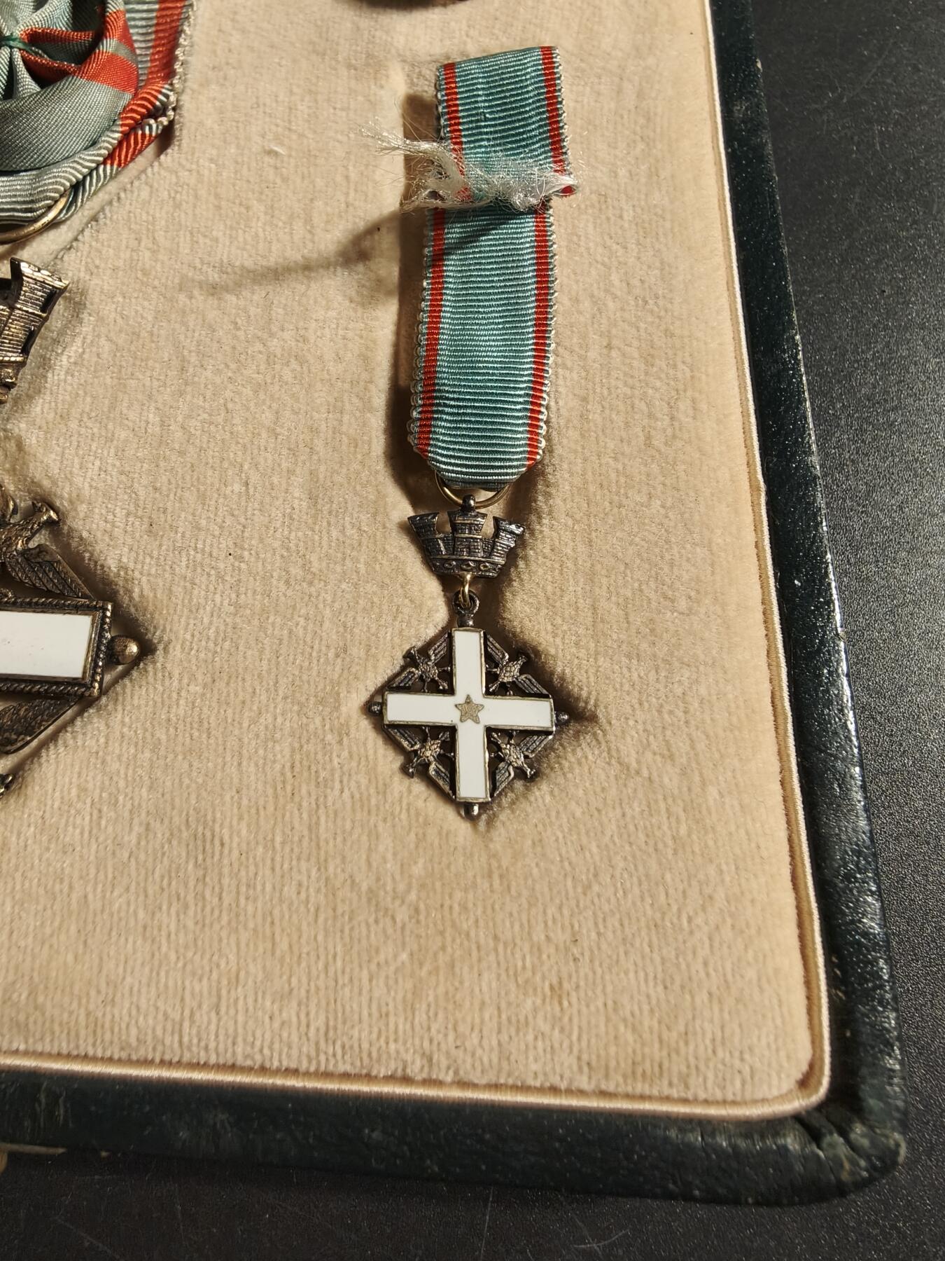 老王徽章第167期 意大利军官级共和国功勋勋章   银质镀金珐琅    原盒带略和迷你章   大全套